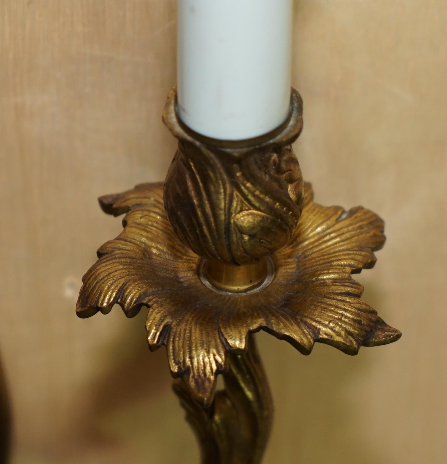 PAIR OF STUNNING ANTIQUE FRENCH 1920's GILT BRONZED CANDLE SCONCE WALL LIGHTS In Good Condition For Sale In West Sussex, Pulborough