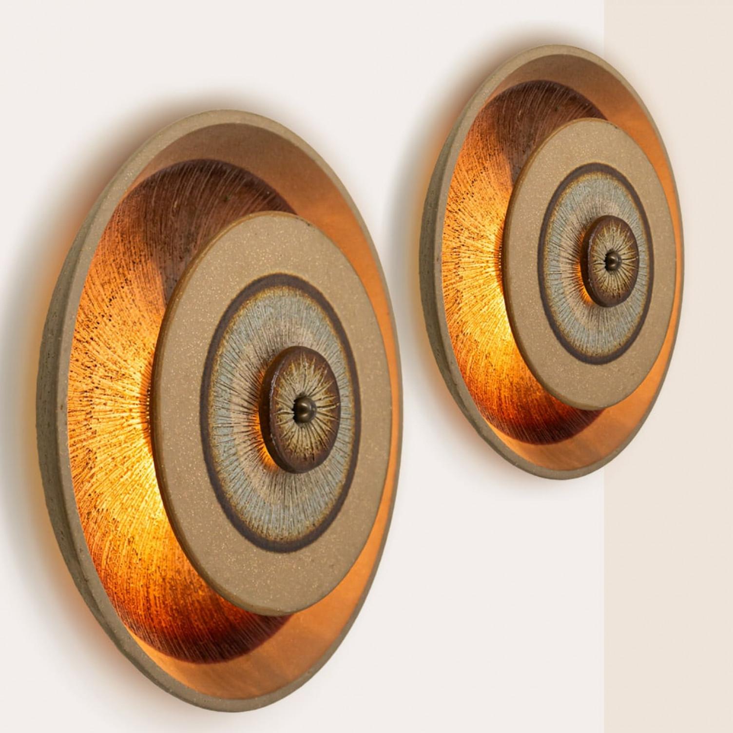 Spectaculaire applique murale circulaire en céramique, avec de beaux accents. Fabriqué au Danemark dans les années 1970.

Nettoyé, bien câblé et prêt à l'emploi
Le luminaire nécessite une ampoule standard E14.

