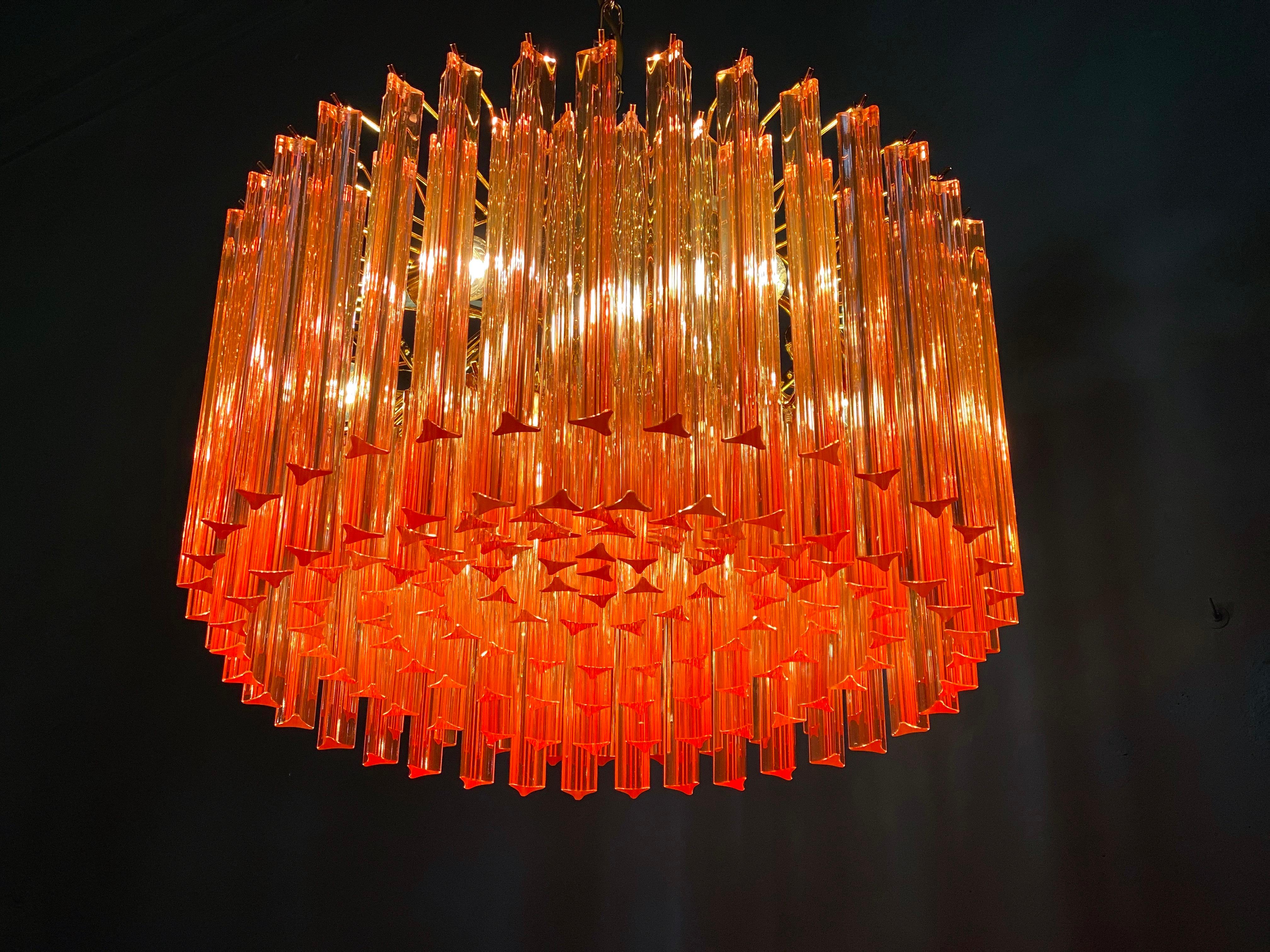 Italiano Coppia di splendidi lampadari a prisma in cristallo di Corallo Triedi in vendita