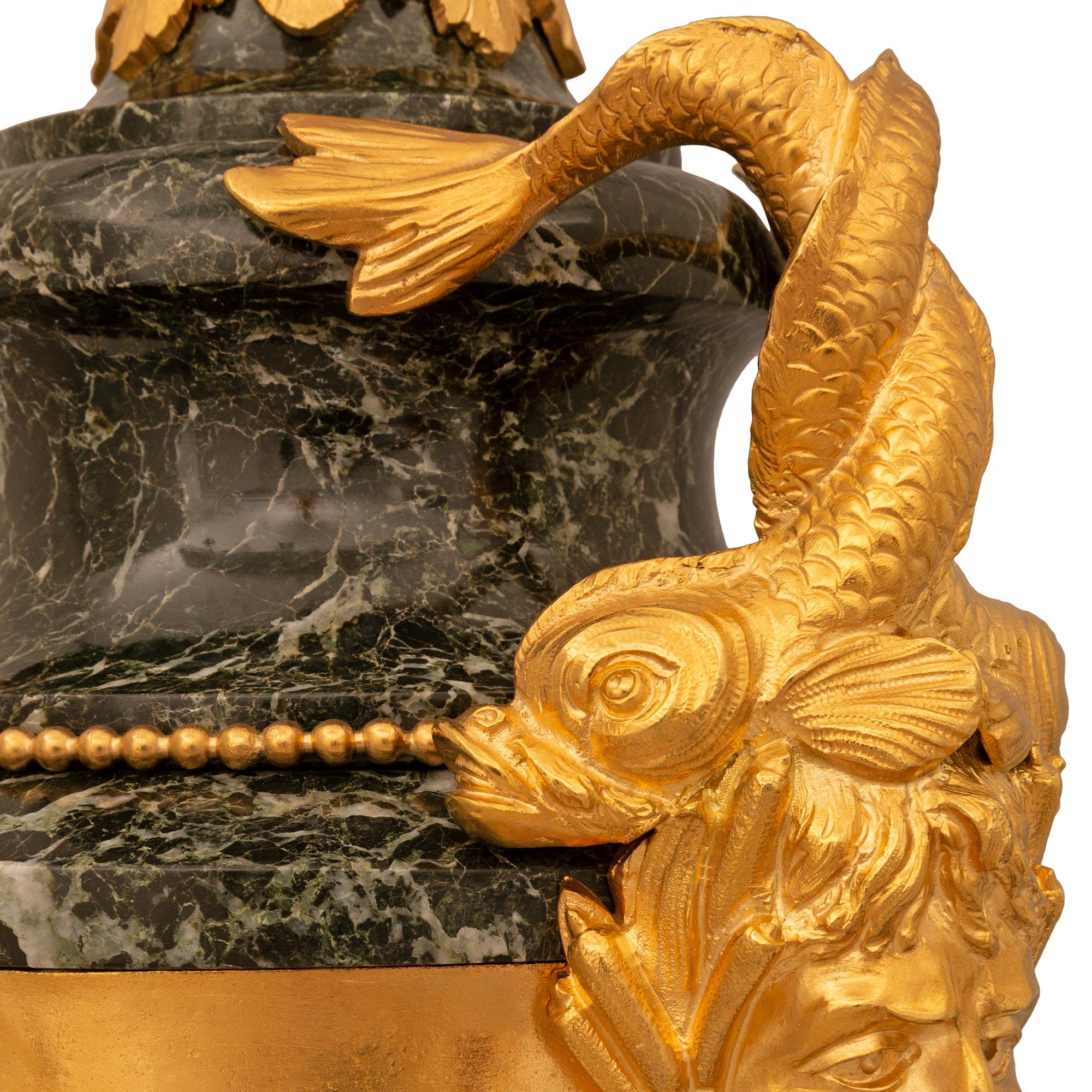 Similoro Coppia di splendide urne francesi del XIX secolo con coperchio in marmo Vert Patricia e Ormolu in vendita