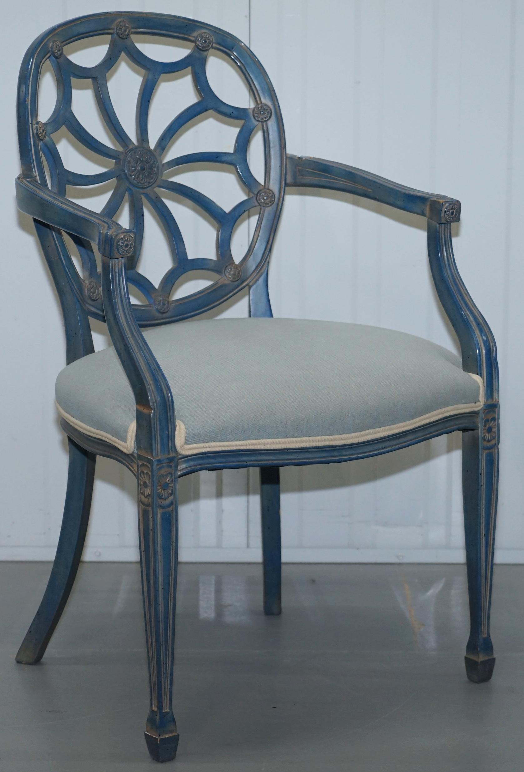 Nous sommes ravis de proposer à la vente cette paire très rare de fauteuils d'appoint George Hepplewhite avec dossier en toile d'araignée

Ces chaises sont l'une des conceptions les plus emblématiques de l'un des plus grands fabricants de meubles