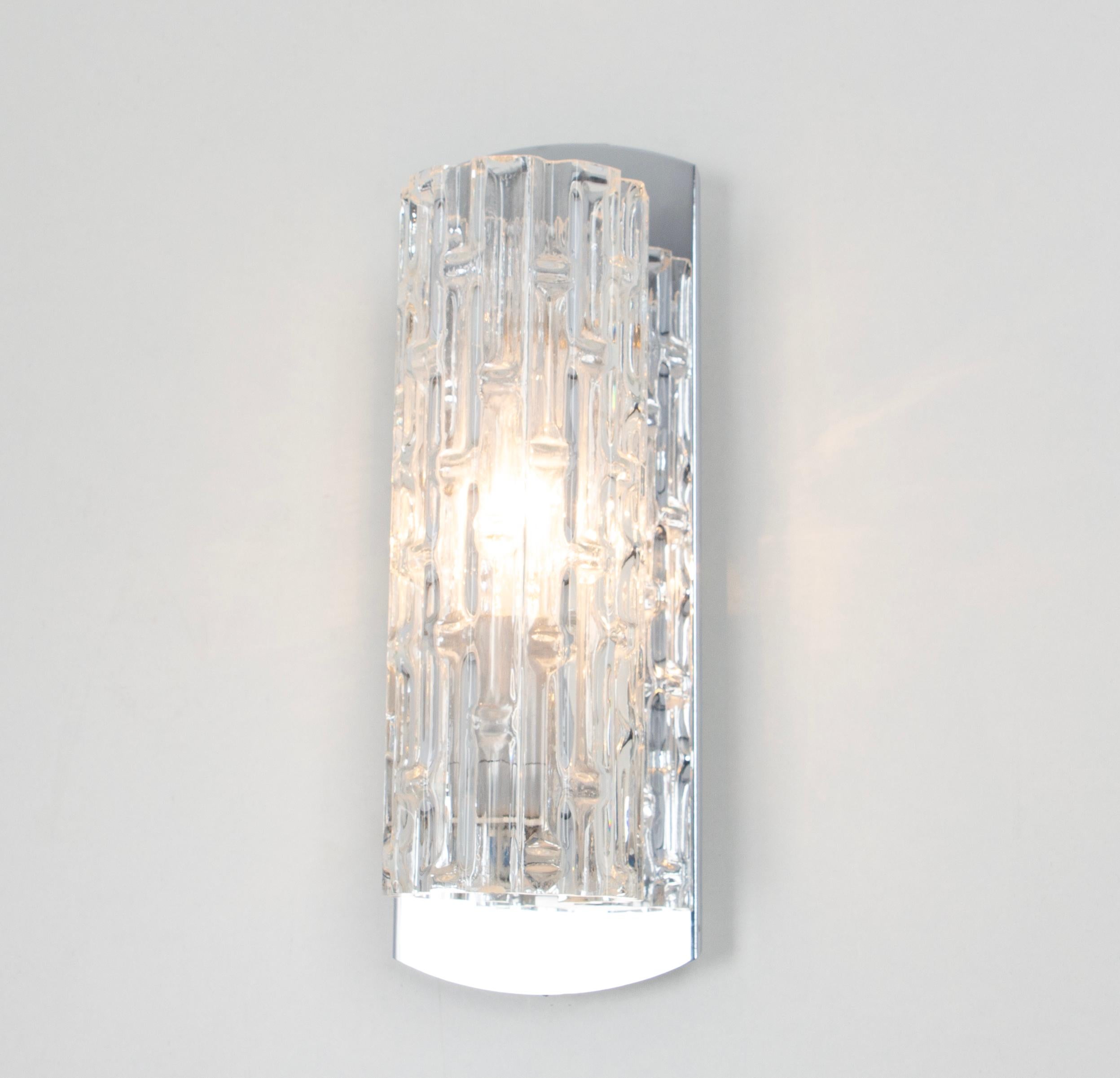 Splendida coppia di appliques della metà del secolo scorso con tubi in vetro ghiaccio, realizzate da Doria Leuchten Germany, fabbricate nel 1960-1969 circa.
Di alta qualità e in ottime condizioni. Pulito, ben cablato e pronto all'uso. 

Ogni