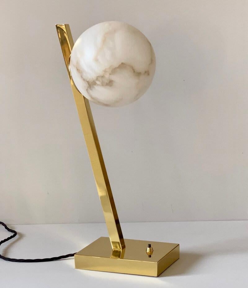 The Offset table lamp is a stunning piece that exudes elegance and sophistication. The backlighting of the veined alabaster creates a magical and ethereal effect, reminiscent of a full moon on a summer night. The use of natural materials, such as