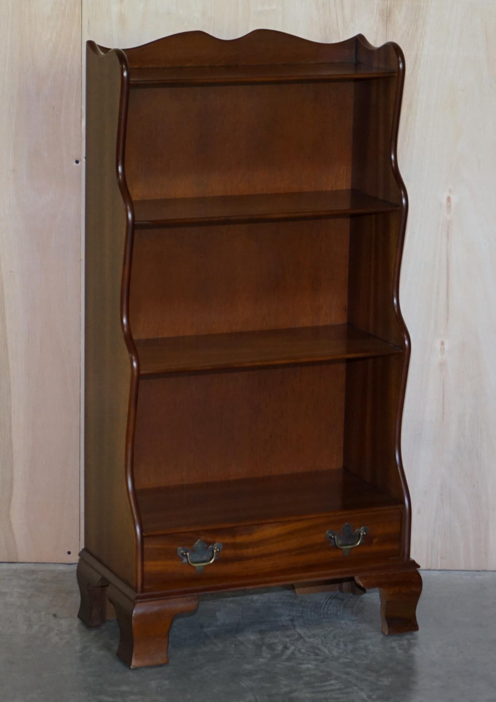 We are delighted to offer for sale this absolutely stunning pair of vintage, solid mahogany dwarf open waterfall bookcases made by J Sydney Smith of England 

A very good looking and well-made pair, extremely decorative and very rare to find a