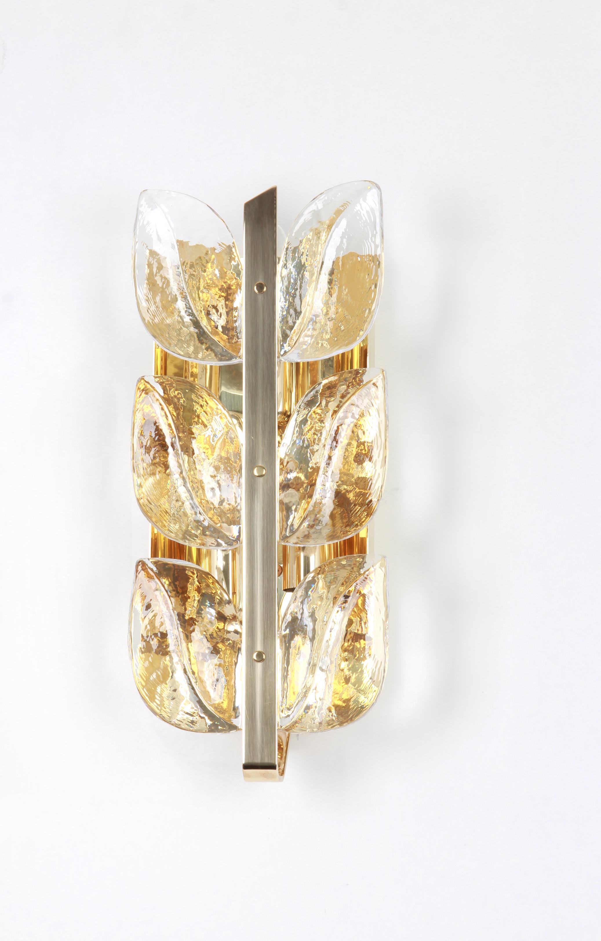 Wunderschönes Paar Wandleuchter aus der Mitte des Jahrhunderts mit sechs Murano-Gläsern auf einem vergoldeten Messingrahmen, hergestellt von Kalmar, Österreich, ca. 1960-1969.
Jede Leuchte benötigt drei kleine E14-Birnen.
Glühbirnen sind nicht