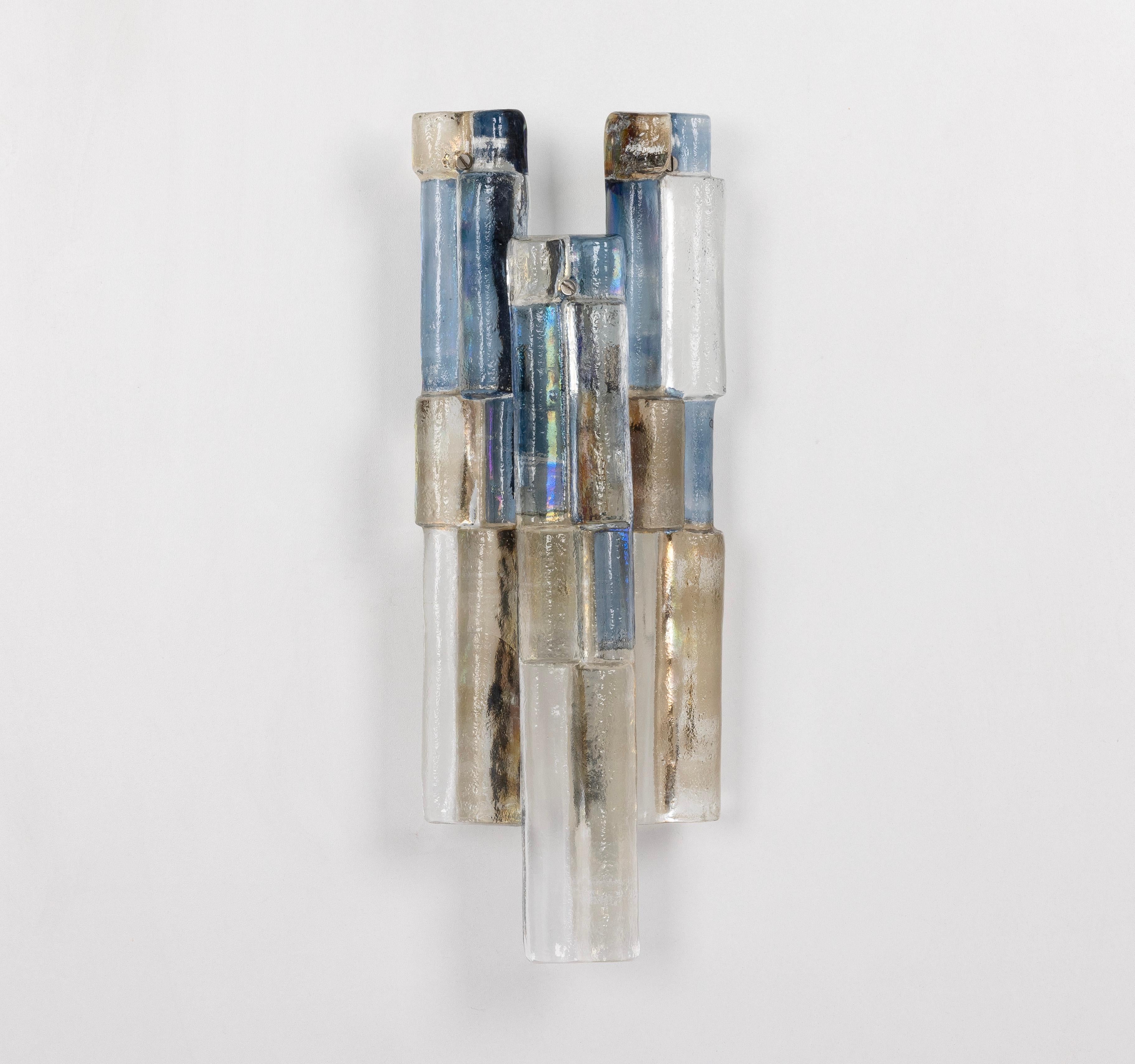 Splendida coppia di appliques della metà del secolo scorso con 3 grandi pezzi in vetro di Murano in ogni lampada, prodotte da Kalmar, Austria, circa 1960-1969.
Model: Ruba

Di alta qualità e in ottime condizioni. Pulito, ben cablato e pronto