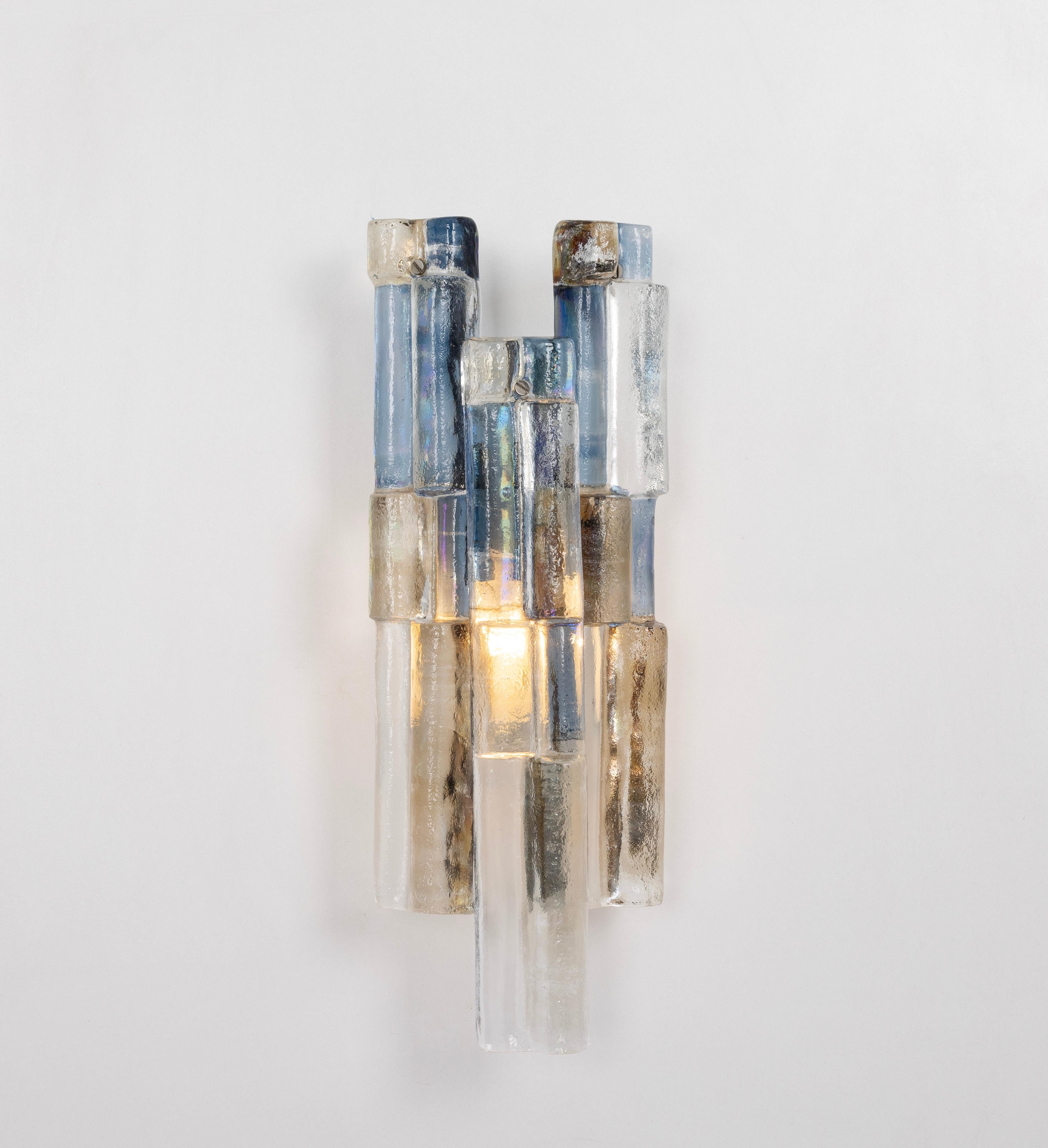 Austriaco Coppia di splendide grandi lampade a parete a forma di sconsiderata Kalmar, Austria, anni '1970 in vendita