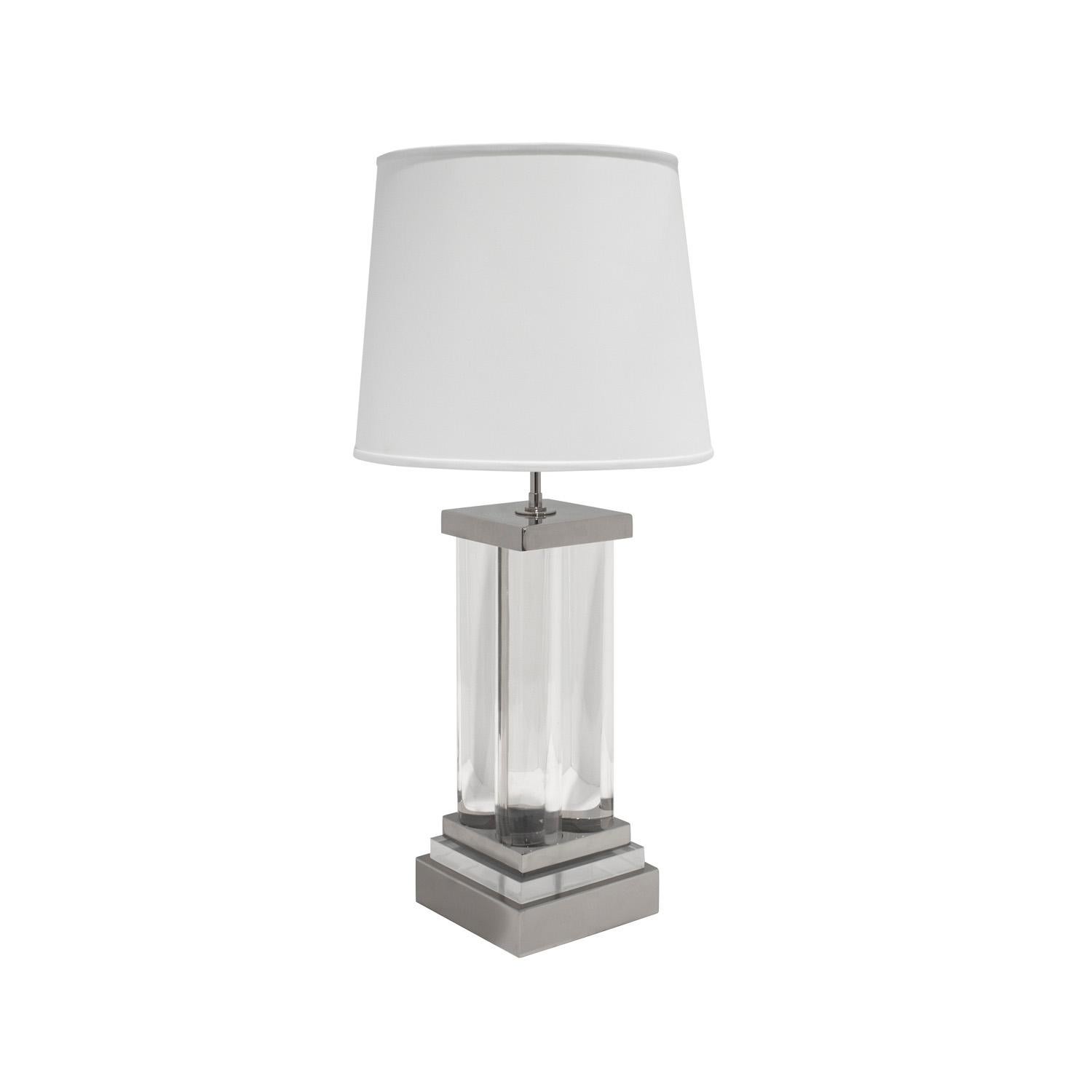 Coppia di imponenti lampade da tavolo con 4 colonne in lucite massiccia su basi in nichel con ferramenta in nichel, ciascuna con 2 lampadine, anni '70 americani. Queste lampade sono scultoree e di ottima fattura. La coppia è stata ricablata di
