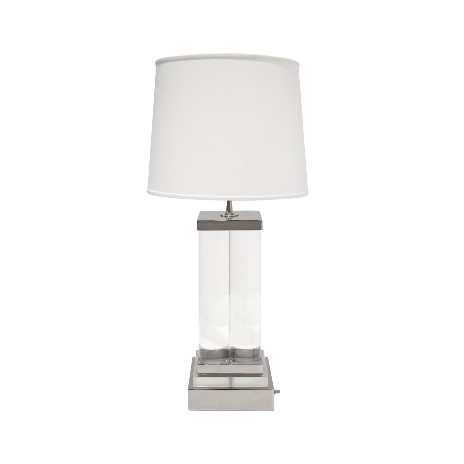 Mid-Century moderno Coppia di splendide lampade da tavolo a colonna in lucite su basi in nichel degli anni '70 in vendita