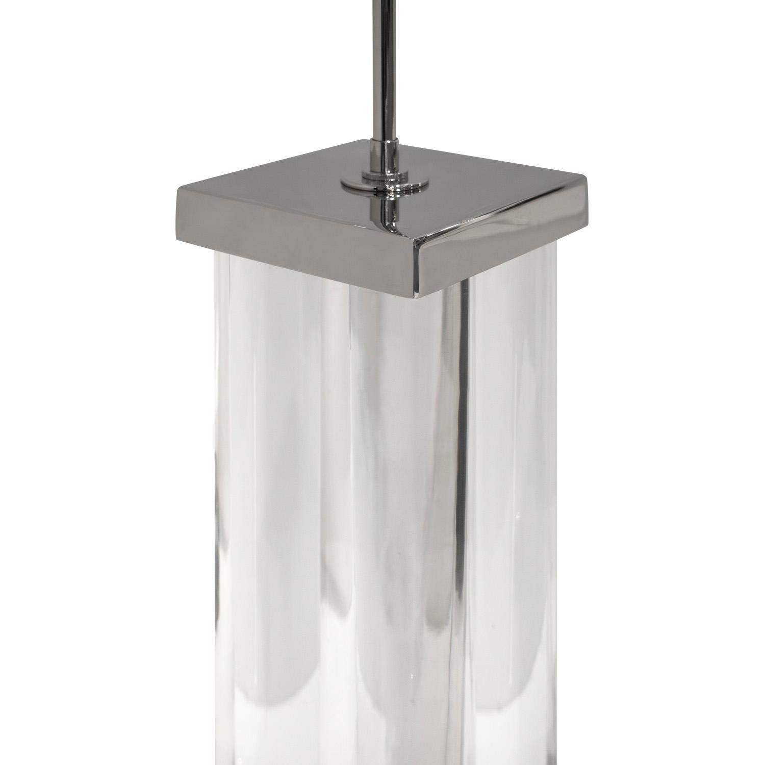 Coppia di splendide lampade da tavolo a colonna in lucite su basi in nichel degli anni '70 In condizioni ottime in vendita a New York, NY