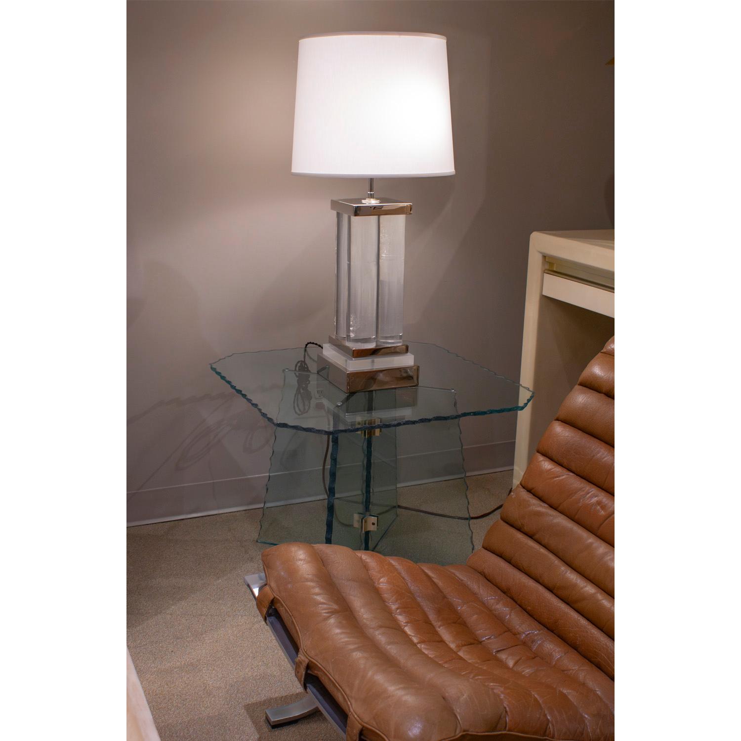 Tessuto Coppia di splendide lampade da tavolo a colonna in lucite su basi in nichel degli anni '70 in vendita
