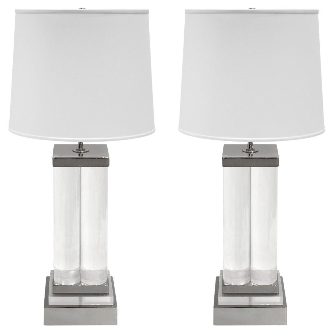 Coppia di splendide lampade da tavolo a colonna in lucite su basi in nichel degli anni '70
