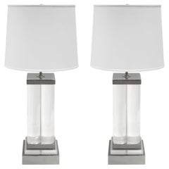 Paire de superbes lampes de table à colonne en lucite sur bases en nickel des années 1970