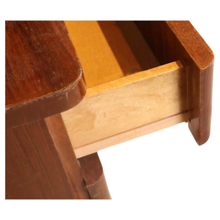 Paire de tables de nuit à 2 tiroirs en placage de teck, fabriquées en Suède. Magnifiques tables de chevet de style early deco mid century. Les tiroirs en bois de bouleau blond sont tous propres et coulissent facilement. Ce meuble au design