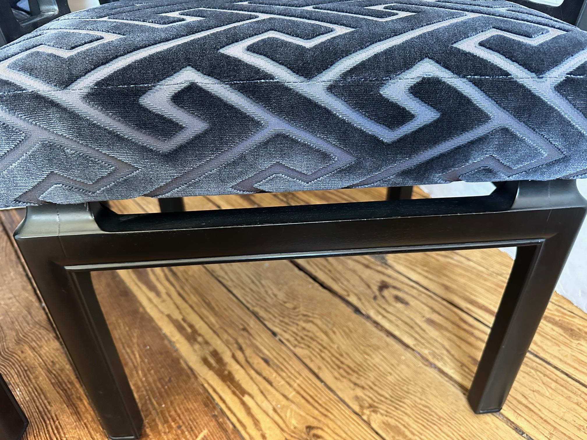 Cooles Paar moderne Sessel aus der Mitte des Jahrhunderts mit Rahmen aus ebonisiertem Holz, von griechischen Schlüsseln inspirierten Armlehnen und dunkelblauen und weißen Samtpolstern mit Chevronmuster.

Armhöhe 26