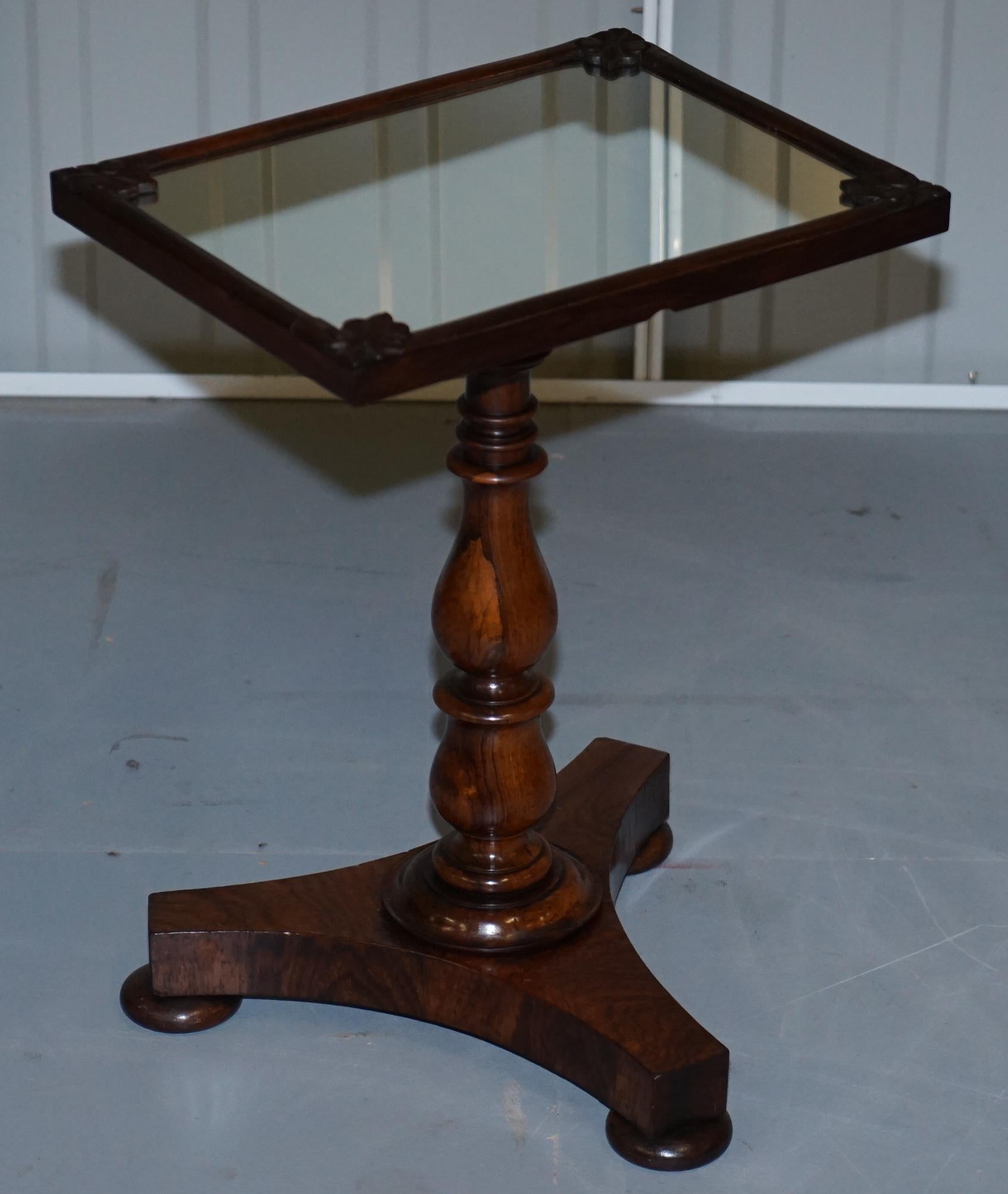 Nous sommes ravis d'offrir à la vente cette paire de tables d'appoint originales William IV circa 1830 en bois dur avec dessus en miroir.

Une paire de tables très fine et rare, la patine du bois est absolument magnifique, tout comme les plateaux