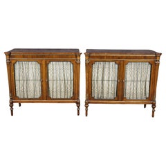 Paire d
étonnantes commodes de style Louis XVI en bois de rose avec accents dorés