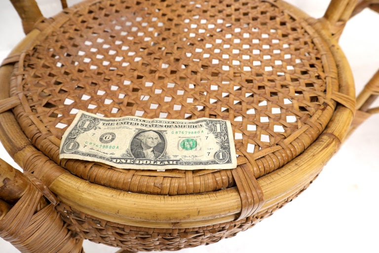 Zwei atemberaubende runde Bambus-Rattan-Sessel in Fassform mit Rohrsthlen  im Angebot bei 1stDibs Deutschland