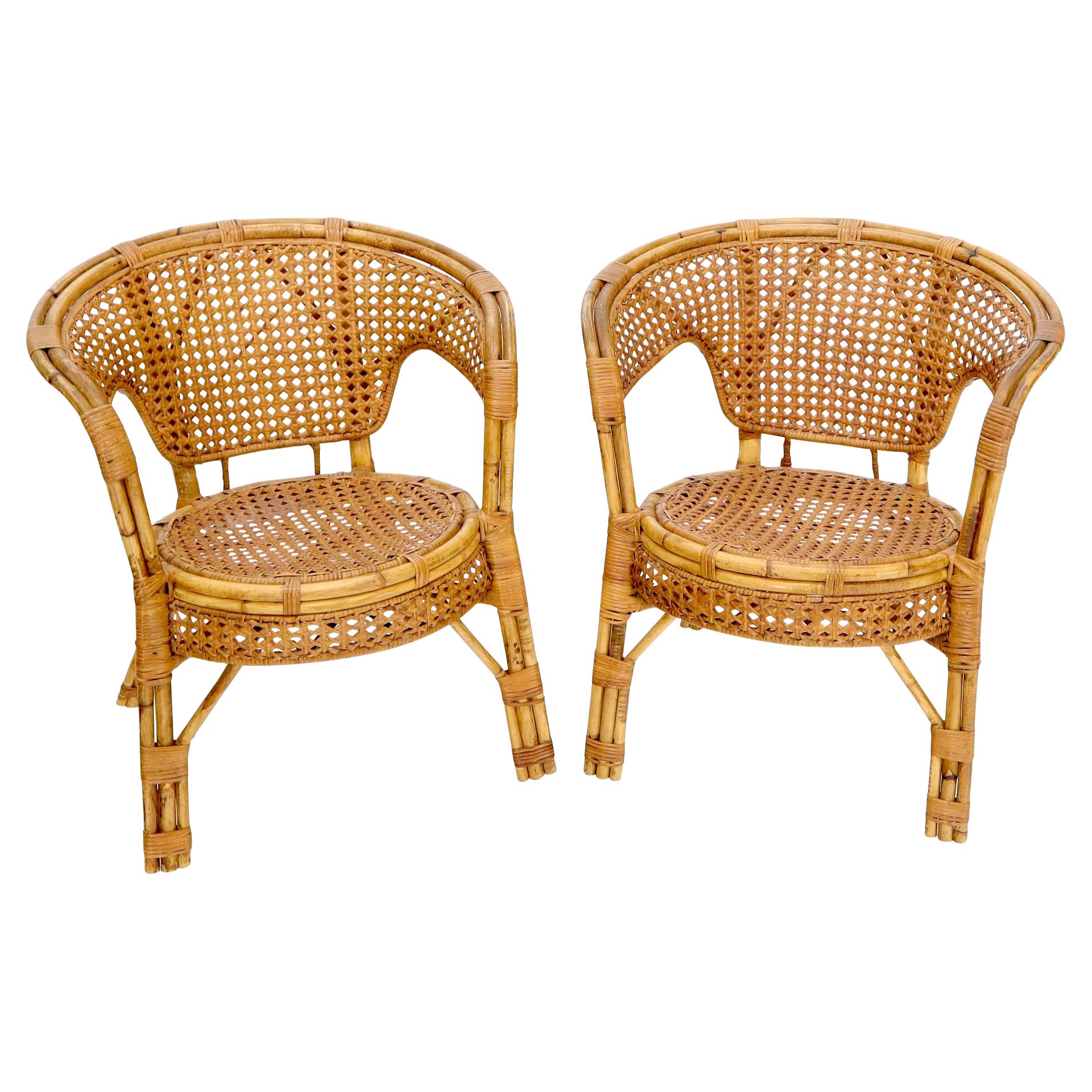 Paire d'étonnantes chaises rondes en forme de tonneau en rotin de bambou et rotin à assise cannée