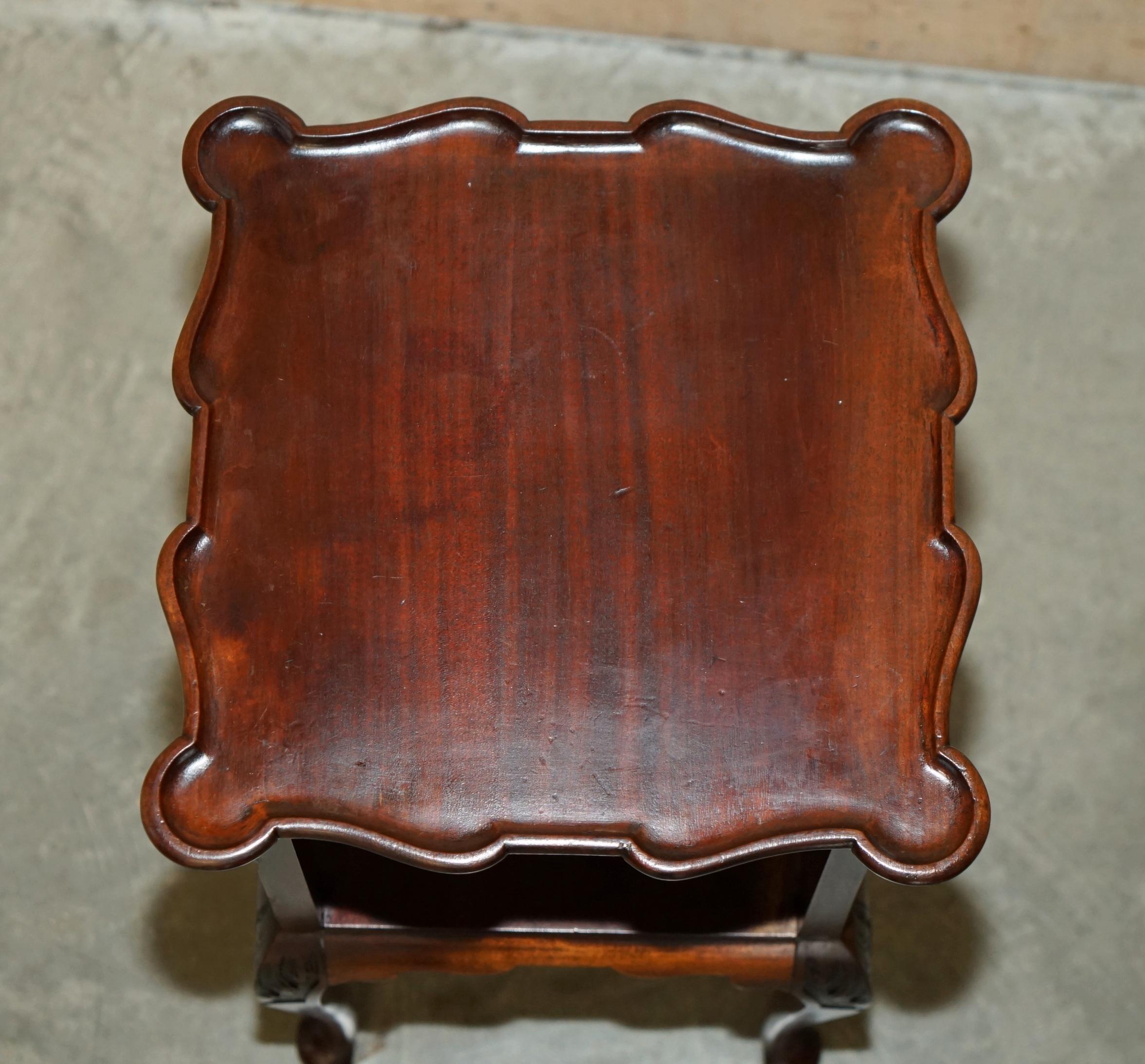 Paire de tables d'appoint torsadées à deux niveaux de style THOMAS CHIPPENDALE en vente 12