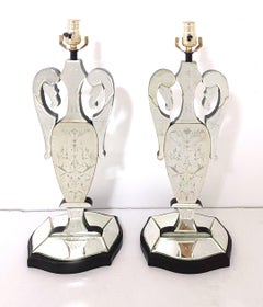 Pareja de Impresionantes Lámparas con Espejo Floral Grabado en Urna de Estilo Veneciano, Italia, S. XX