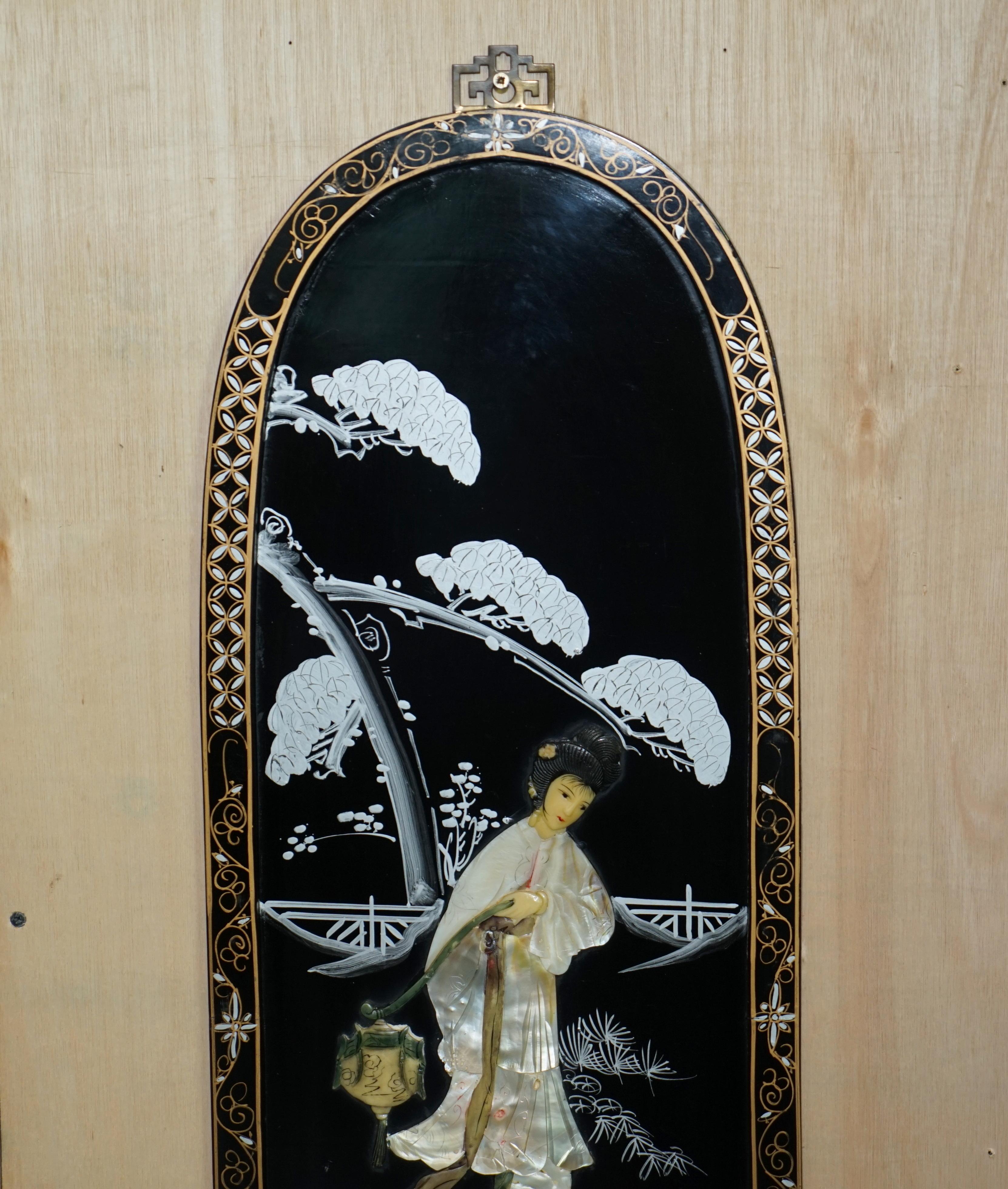 Pärchen von erstaunlichen ViNTAGE Seifenstein & Mutter der Perle GEISHA GIRL Wandpaneele (Chinoiserie) im Angebot