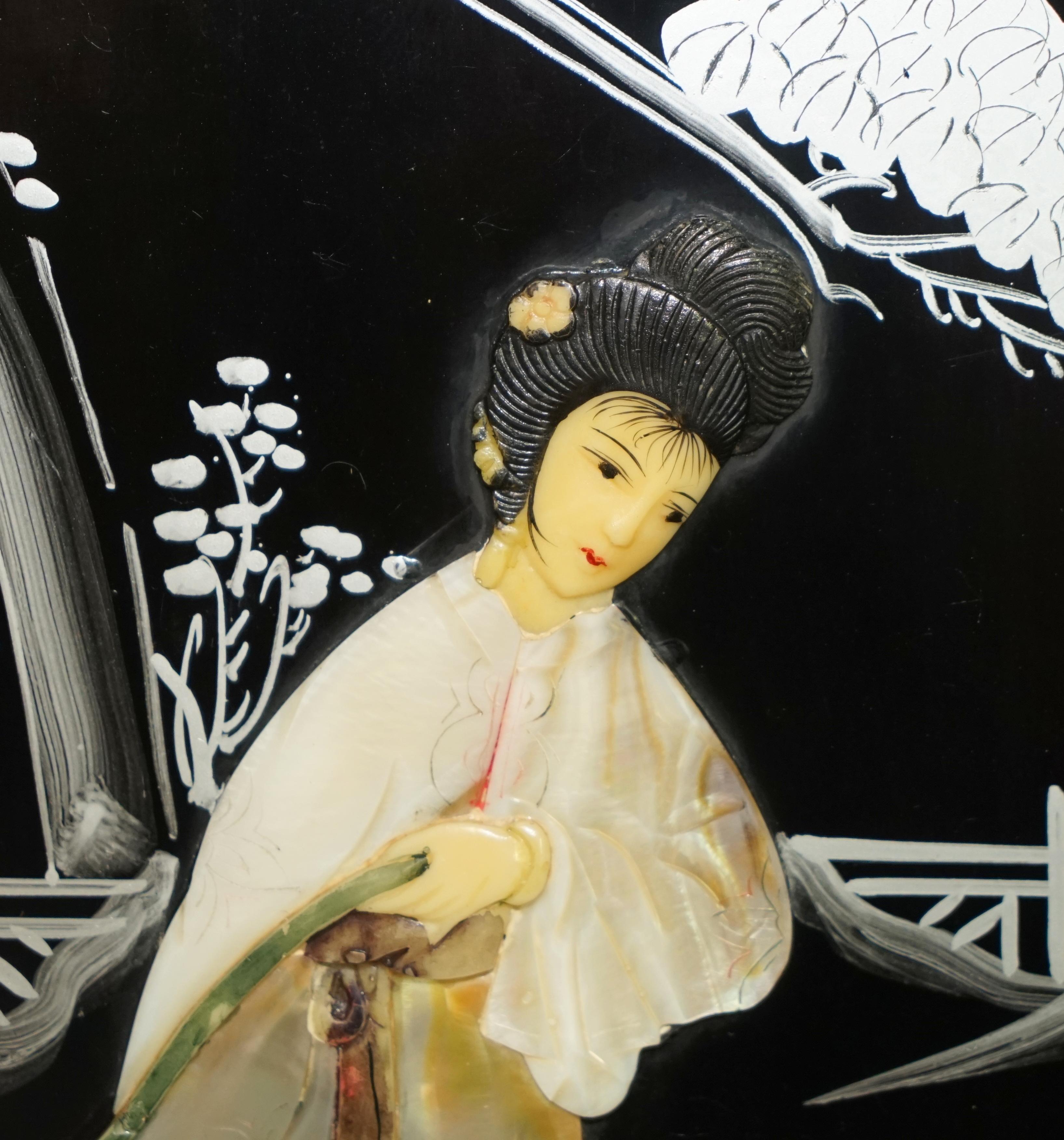 Fatto a mano COPPIA DI STUPENDI PANNELLI DA PARETE IN PIETRA DI SOAPSTONE E MADRE DI PERLE GEISHA in vendita