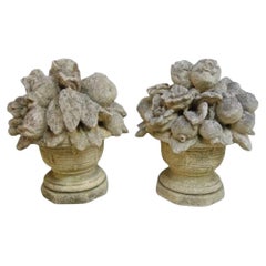 Paire de paniers de fruits et de fleurs anciens en pierre moulée