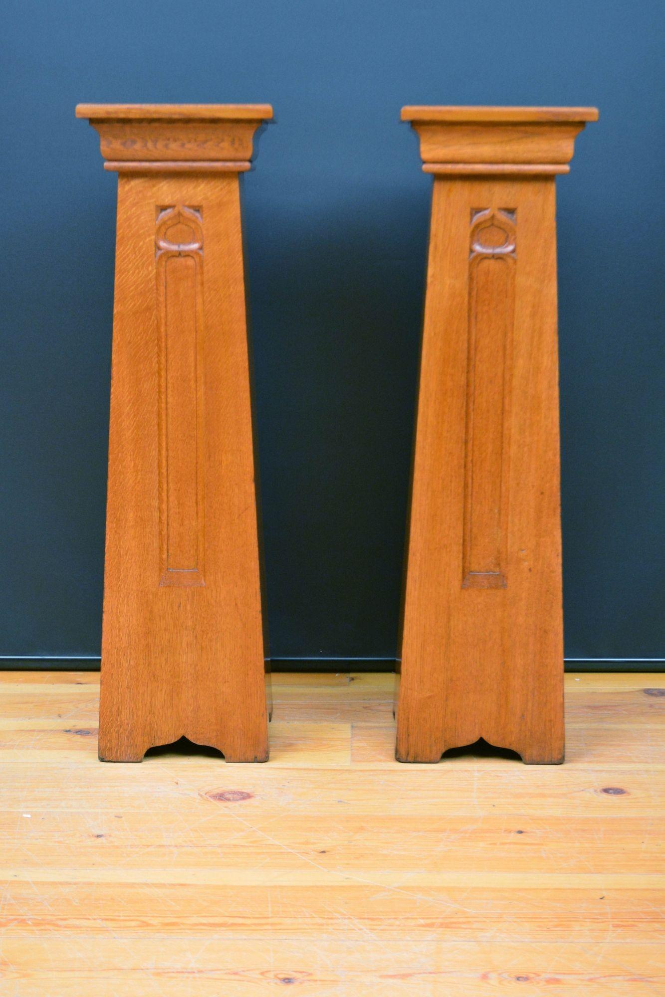 Pareja de elegantes pedestales Arts and Crafts de roble Inglés en venta