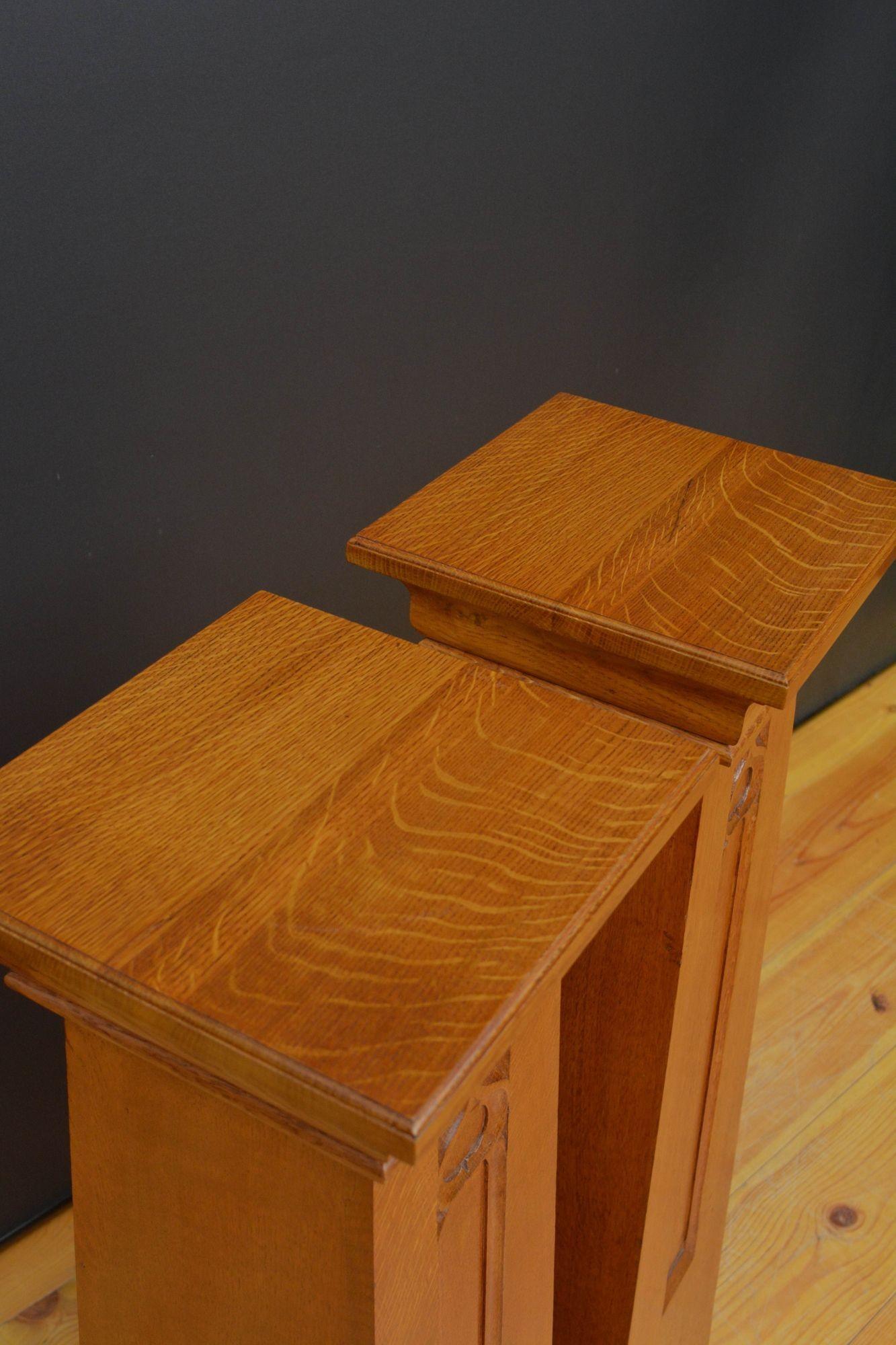 Pareja de elegantes pedestales Arts and Crafts de roble siglo XX en venta