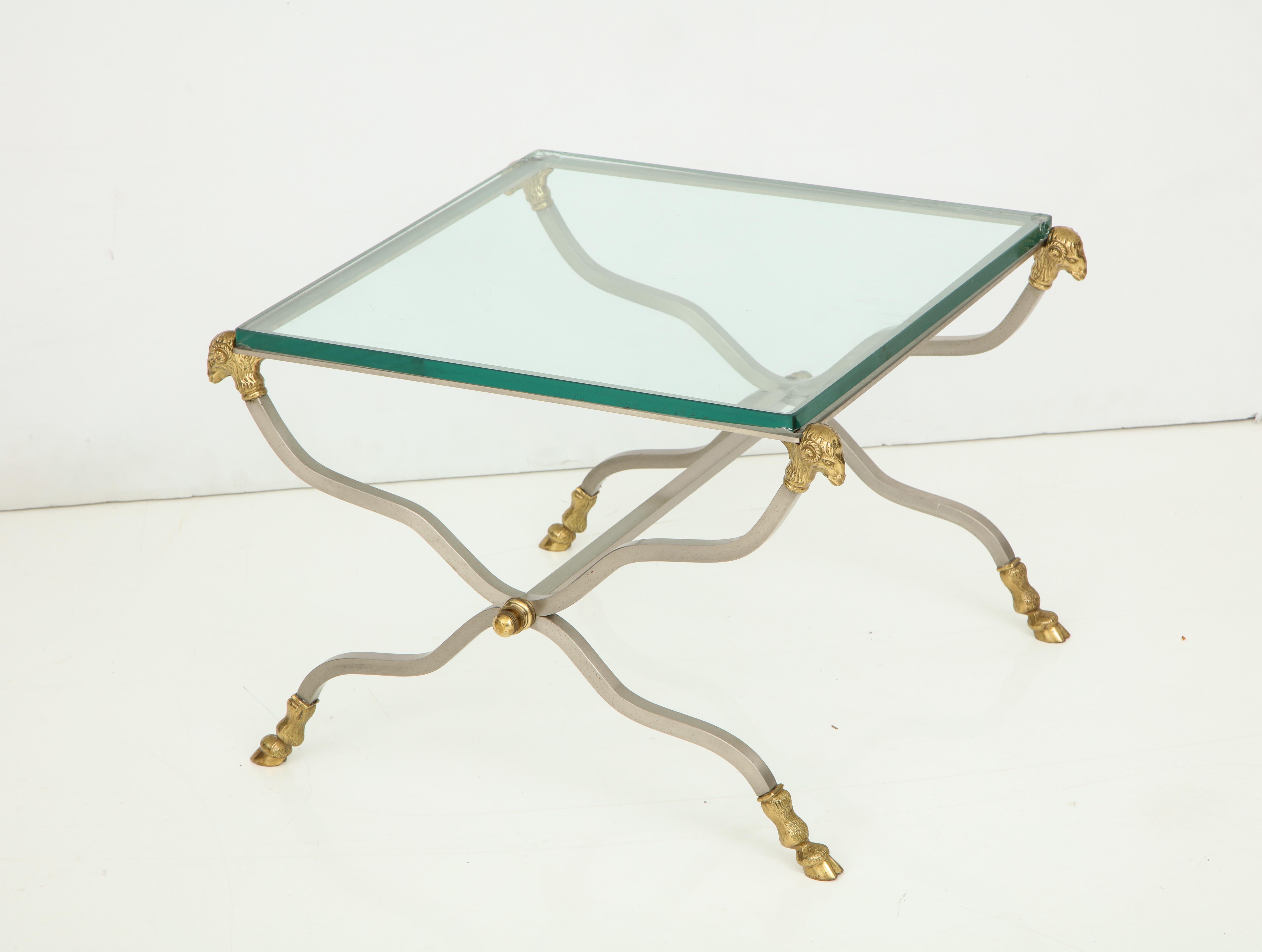 Pair of Stylish Brass End Tables In Good Condition For Sale In Mt. Kisco, NY
