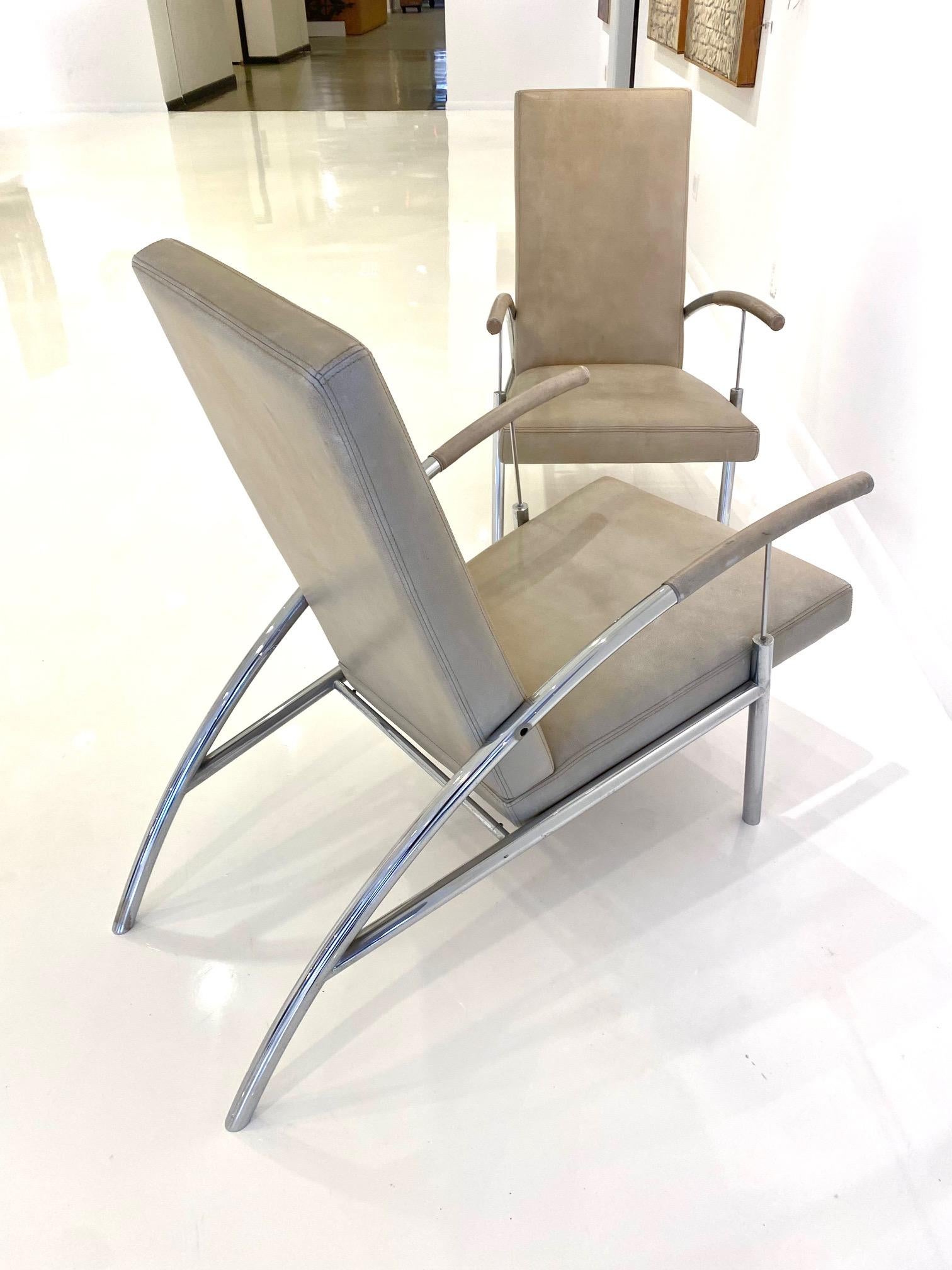 Paire de fauteuils de salon élégants en chrome et cuir de design mi-siècle moderne en vente 2