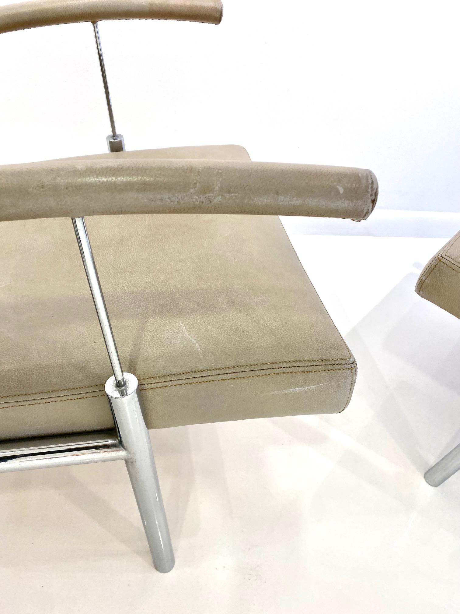 Paire de fauteuils de salon élégants en chrome et cuir de design mi-siècle moderne en vente 3