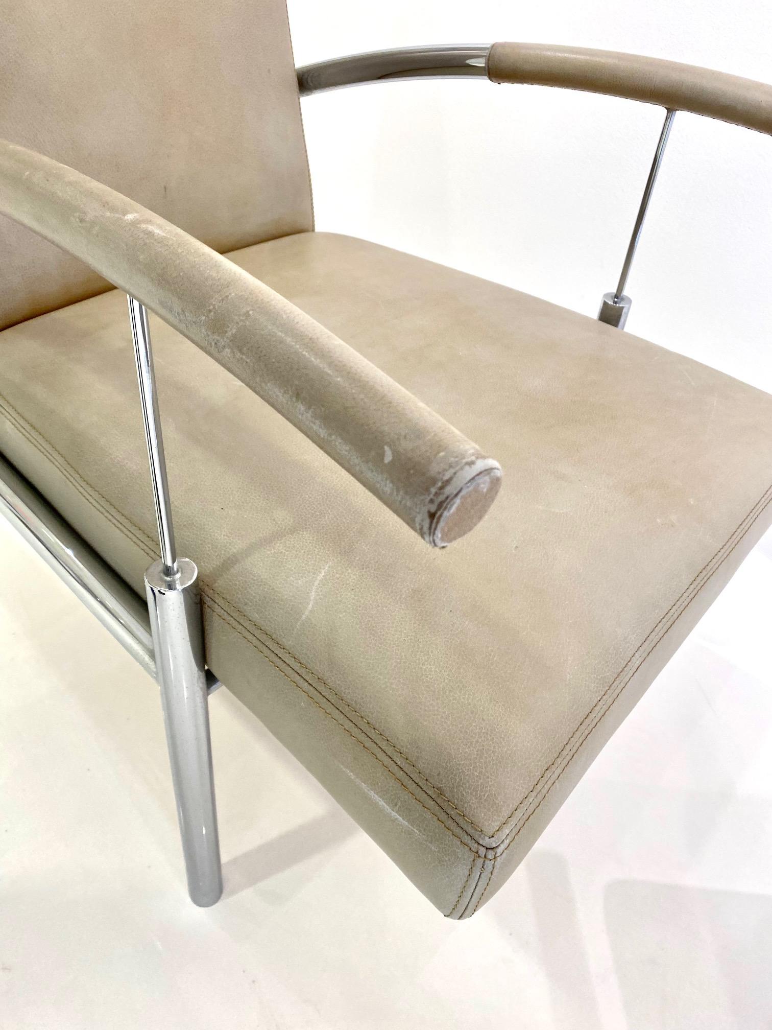 Chrome Paire de fauteuils de salon élégants en chrome et cuir de design mi-siècle moderne en vente