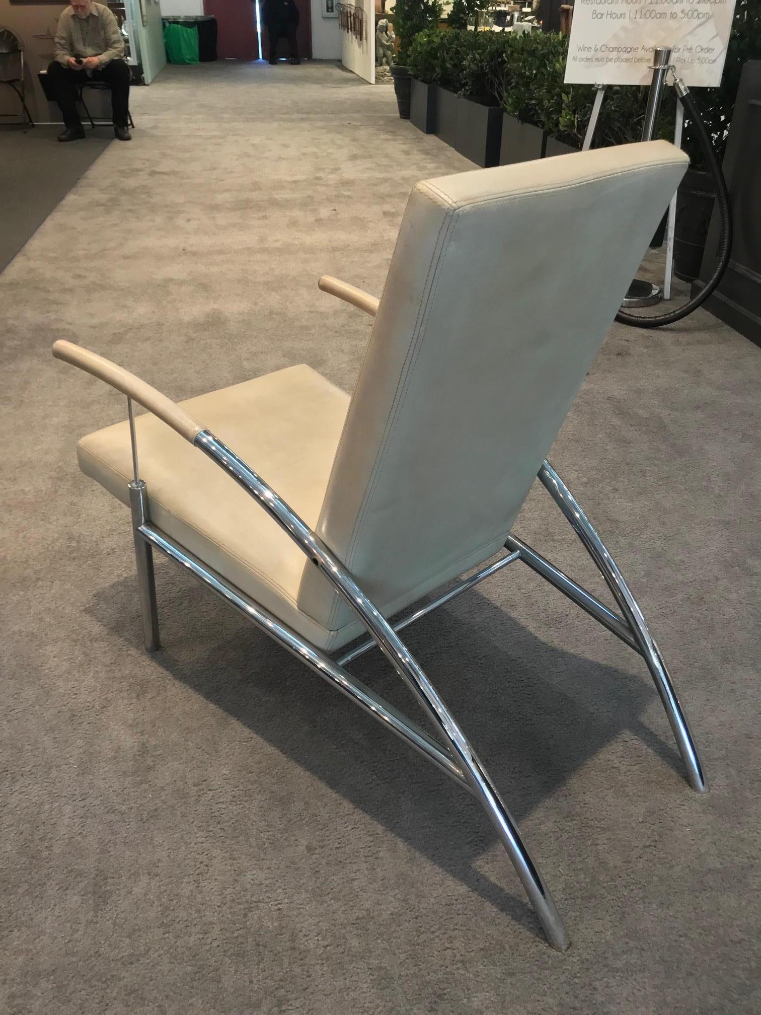 Pair of Stylish Chrome and Leather Midcentury Design Lounge Chairs In Good Condition For Sale In Montreal, QC