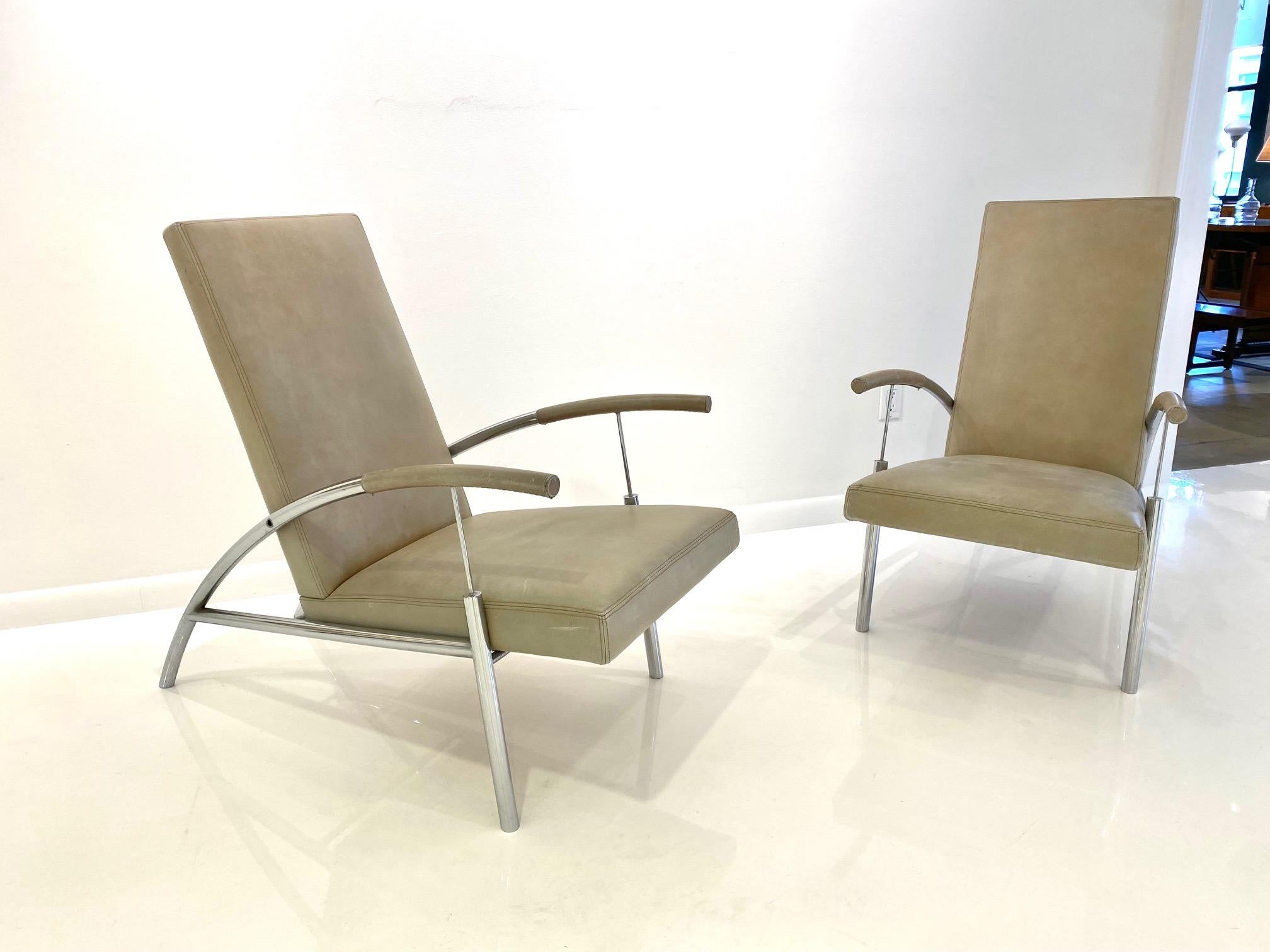 Paire de fauteuils de salon élégants en chrome et cuir de design mi-siècle moderne en vente 1