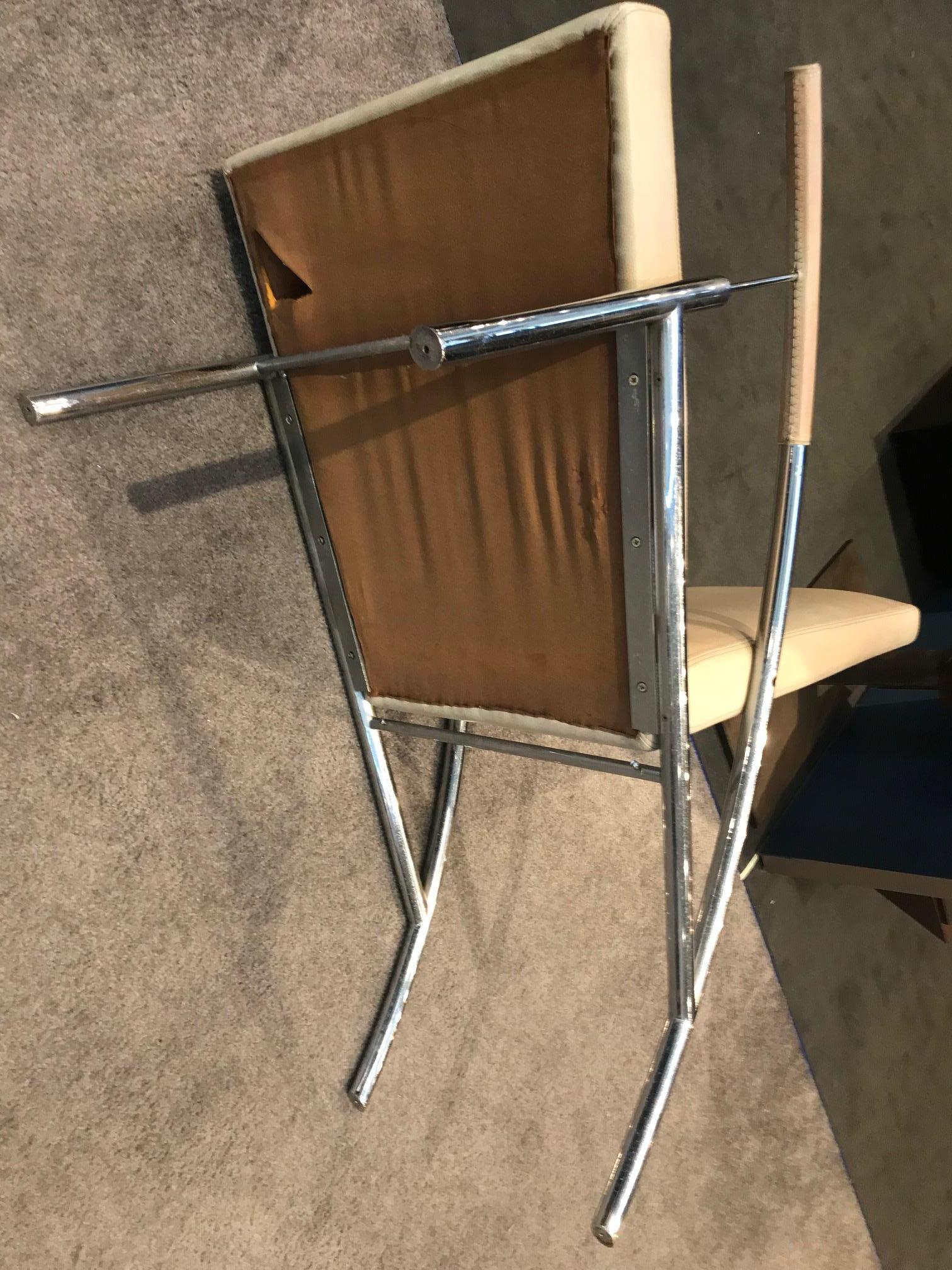 Paire de fauteuils de salon élégants en chrome et cuir de design mi-siècle moderne en vente 5