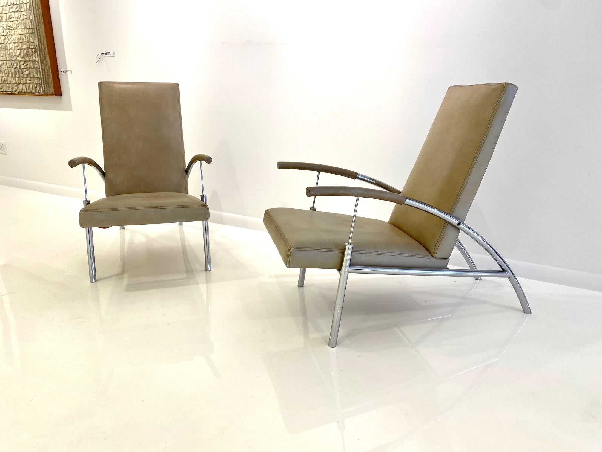 italien Paire de fauteuils de salon élégants en chrome et cuir de design mi-siècle moderne en vente