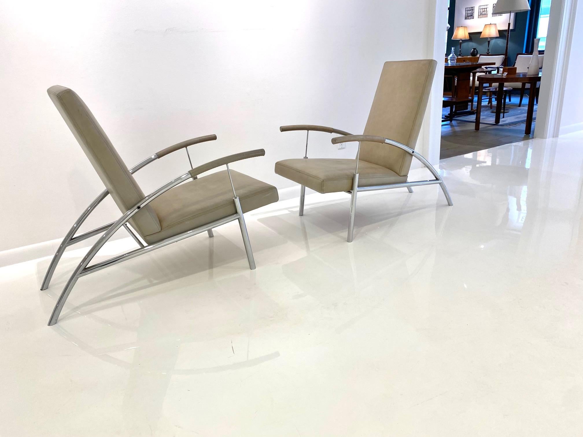 Paire de fauteuils de salon élégants en chrome et cuir de design mi-siècle moderne Bon état - En vente à Montreal, QC