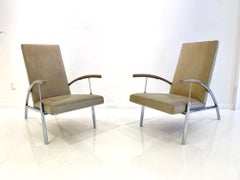 Paire de fauteuils de salon élégants en chrome et cuir de design mi-siècle moderne