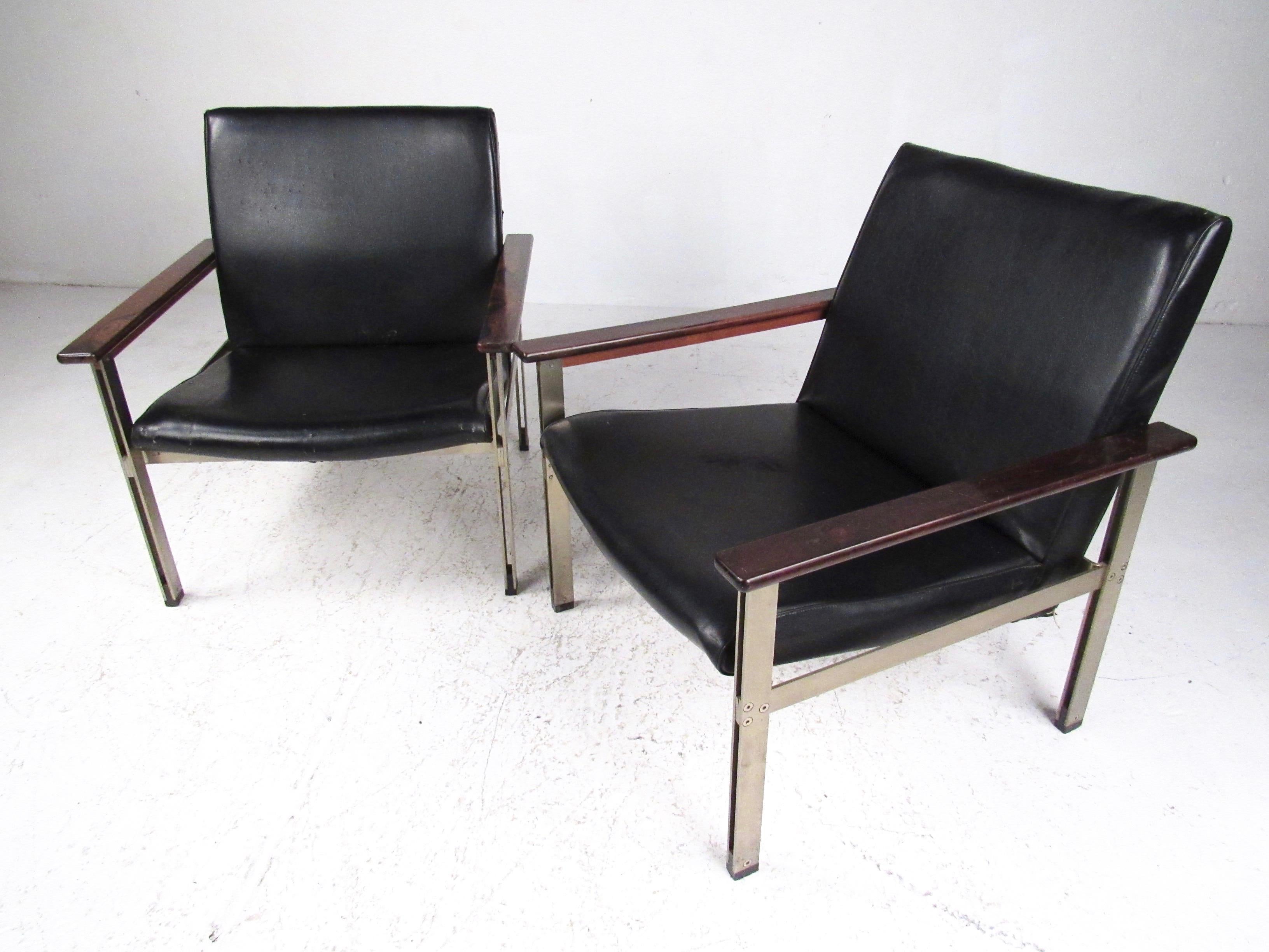 Pair of Stylish Italian Modern Armchairs In Fair Condition For Sale In Brooklyn, NY