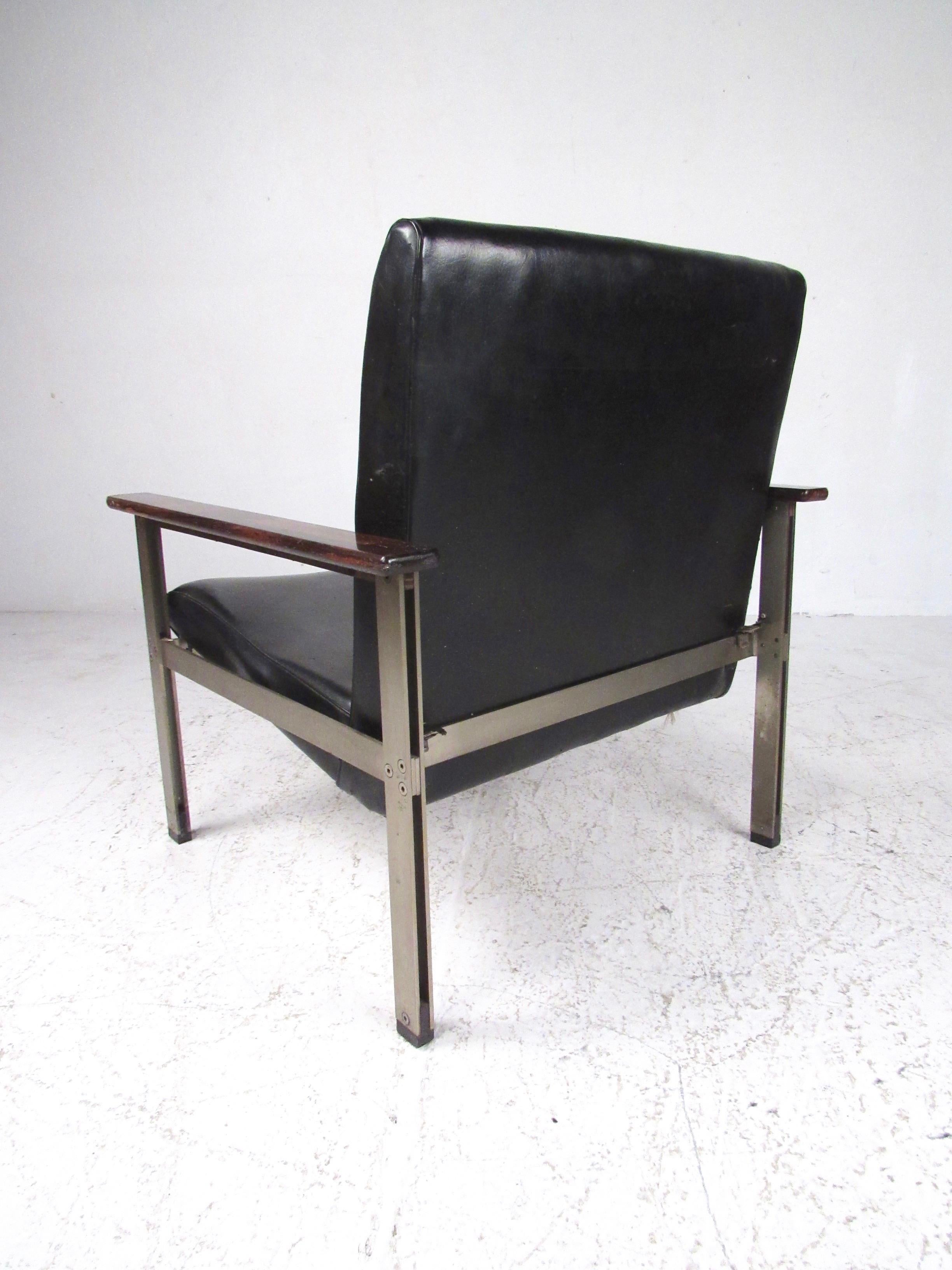 Mid-20th Century Pair of Stylish Italian Modern Armchairs For Sale