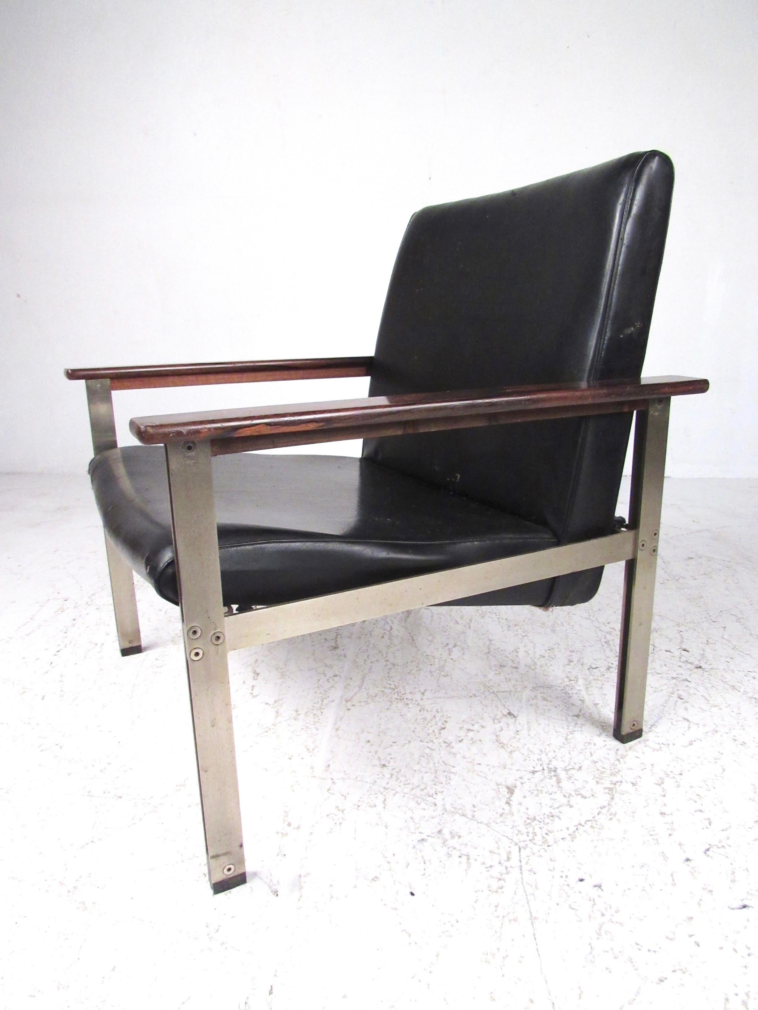 Rosewood Pair of Stylish Italian Modern Armchairs For Sale