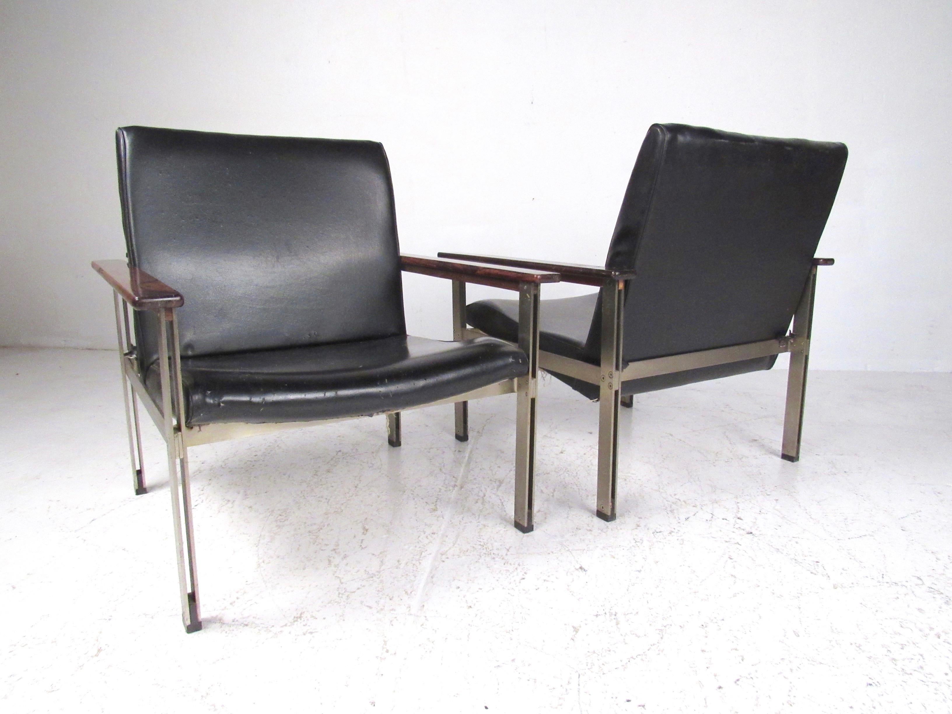 Pair of Stylish Italian Modern Armchairs For Sale 1