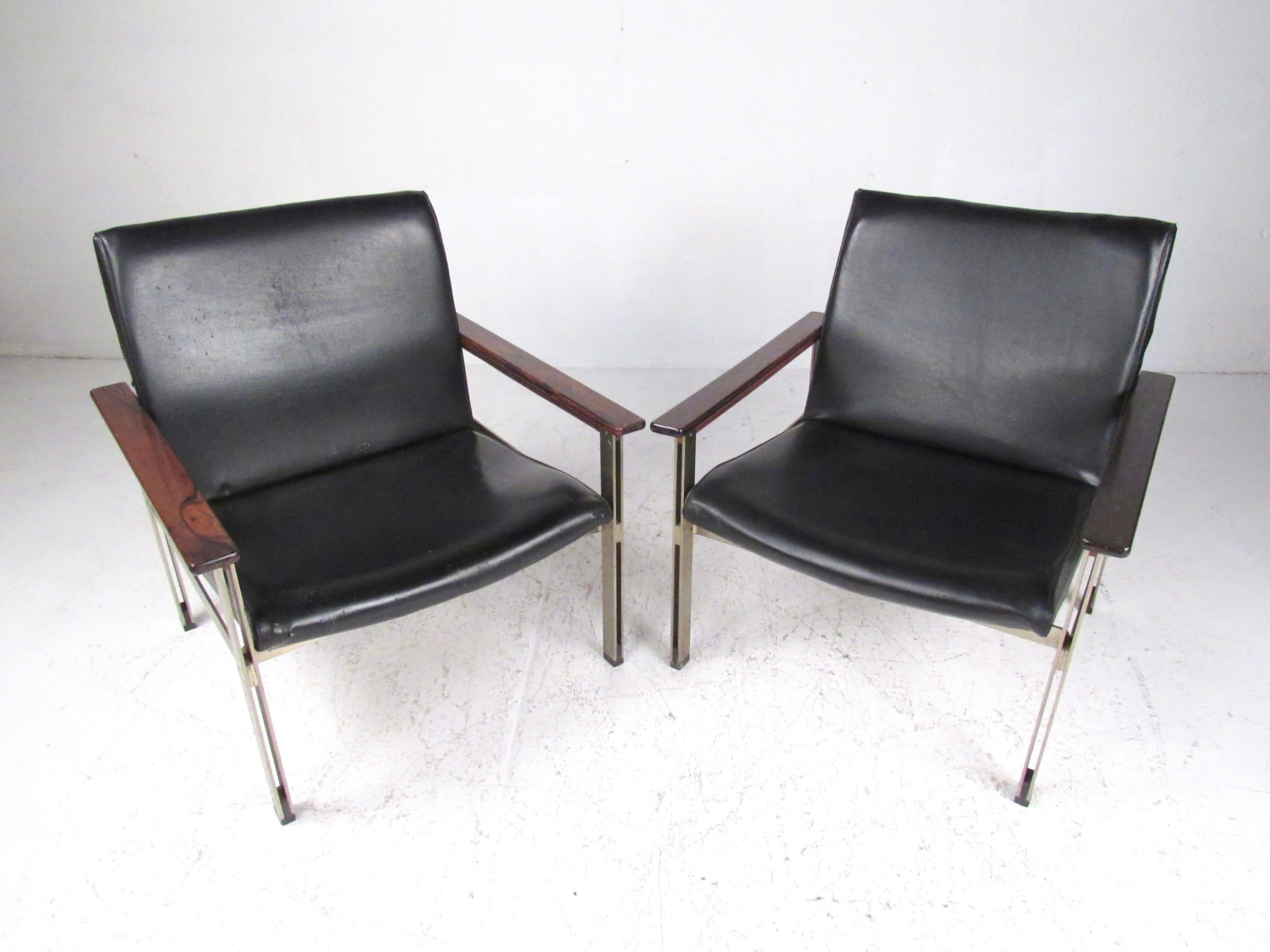 Pair of Stylish Italian Modern Armchairs For Sale 2