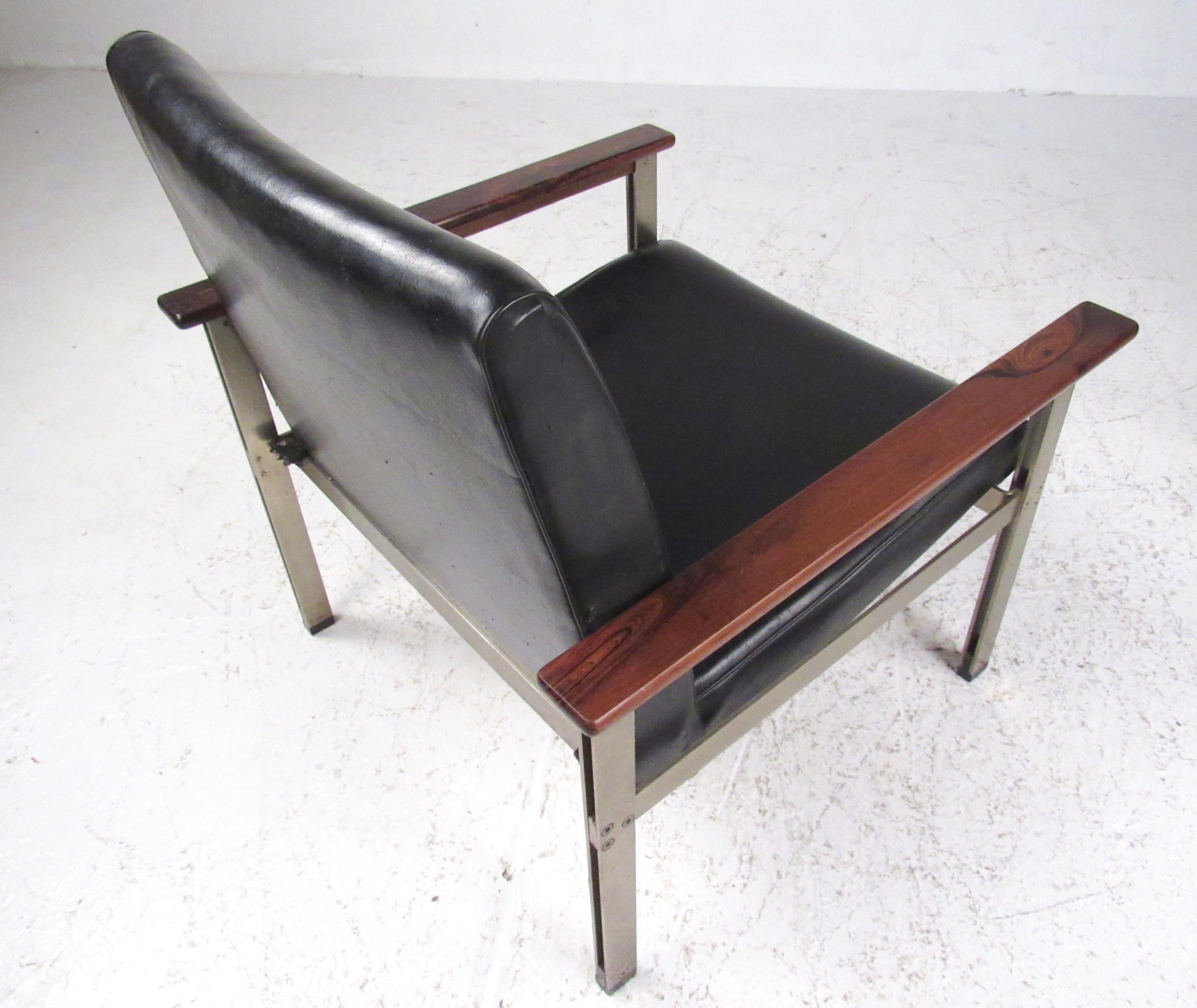 Pair of Stylish Italian Modern Armchairs For Sale 3