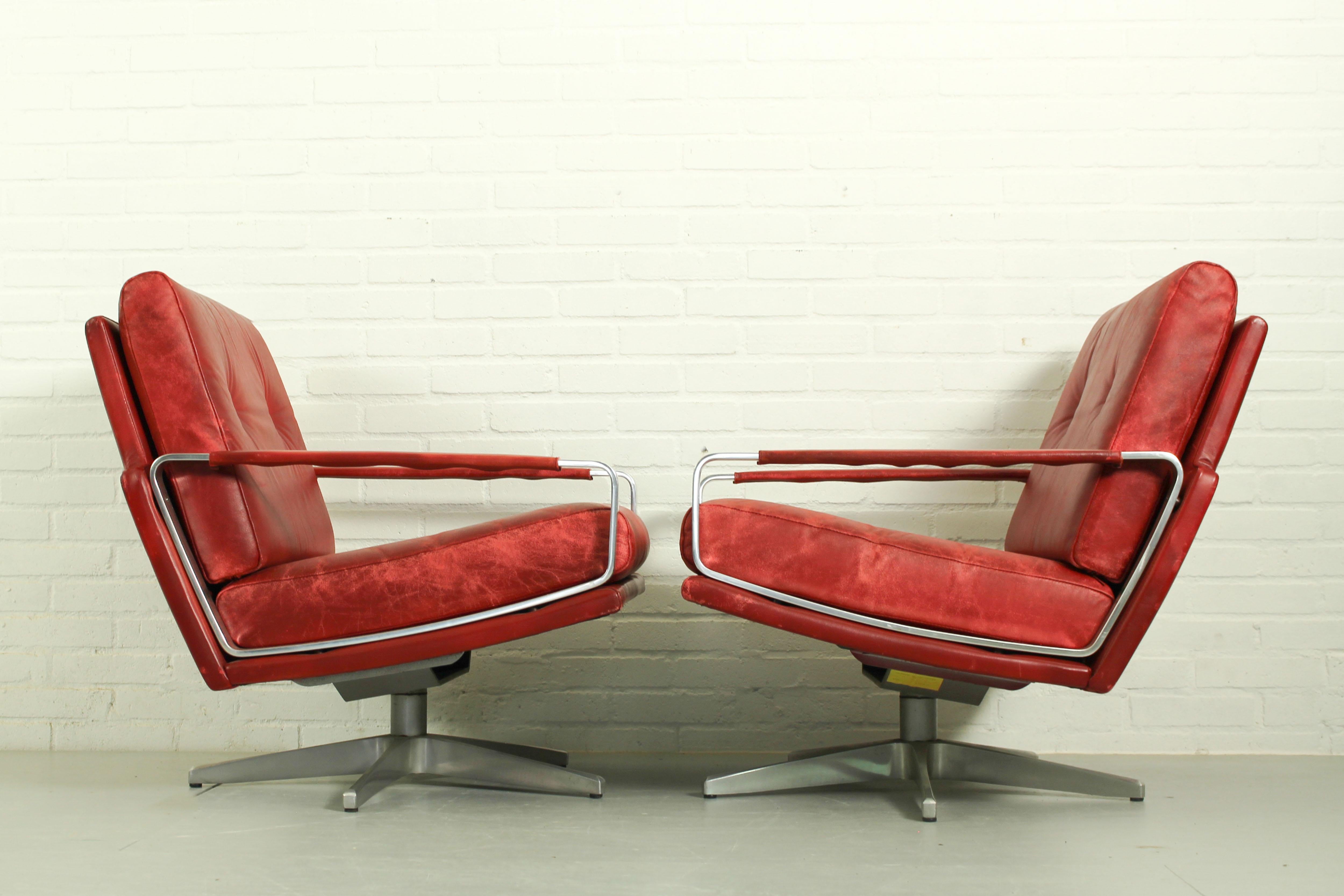 Pair of Stylish Mid Century Swivel Lounge chairs, Germany 1960s For Sale 1