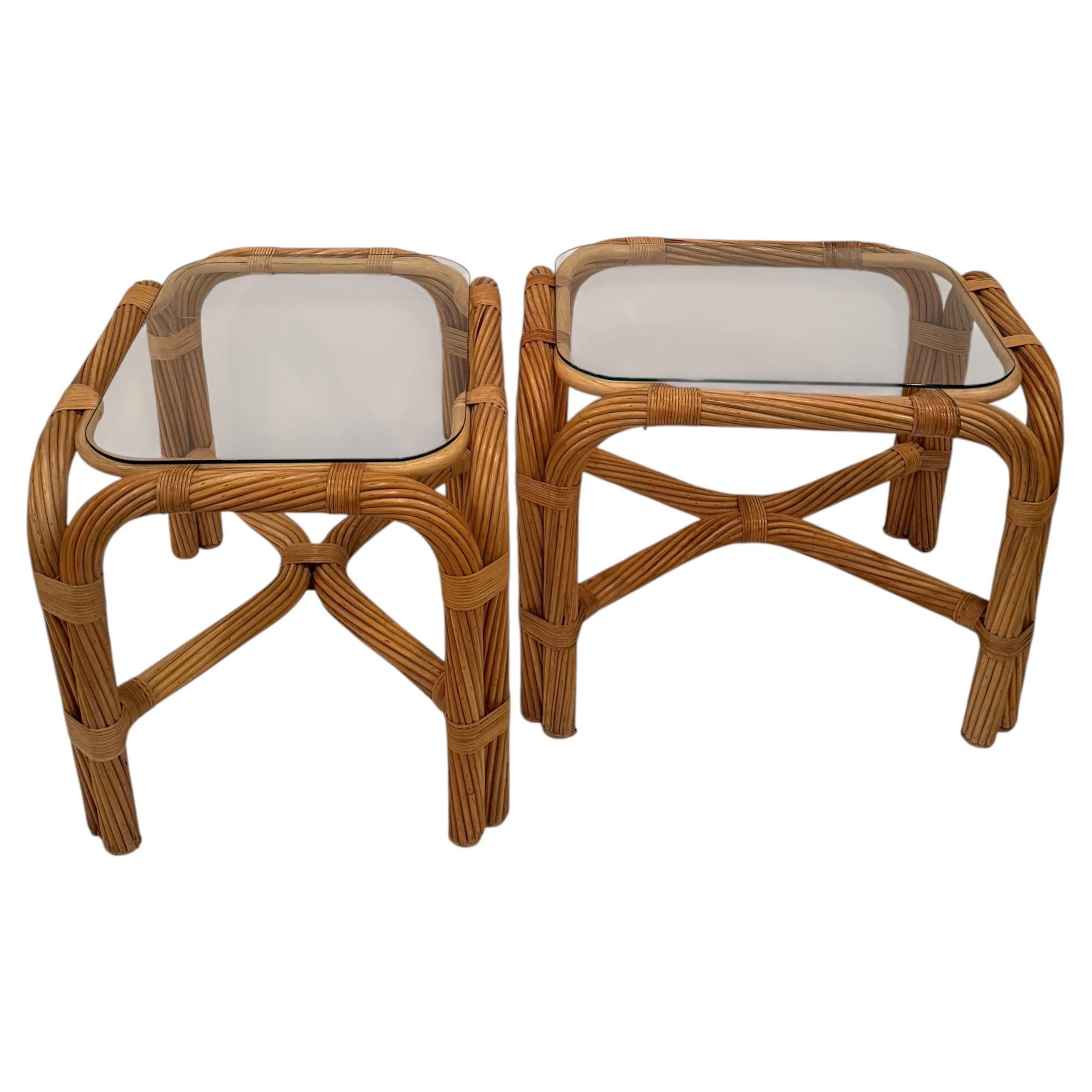 Lot de deux tables d'appoint élégantes en rotin tressé en vente