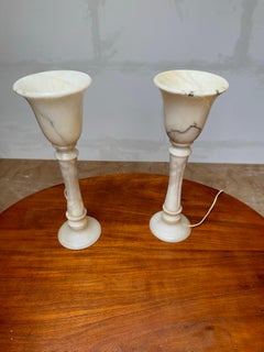 Paire de lampes de table ou de bureau en albâtre, élégamment allongées et fabriquées au milieu du siècle dernier