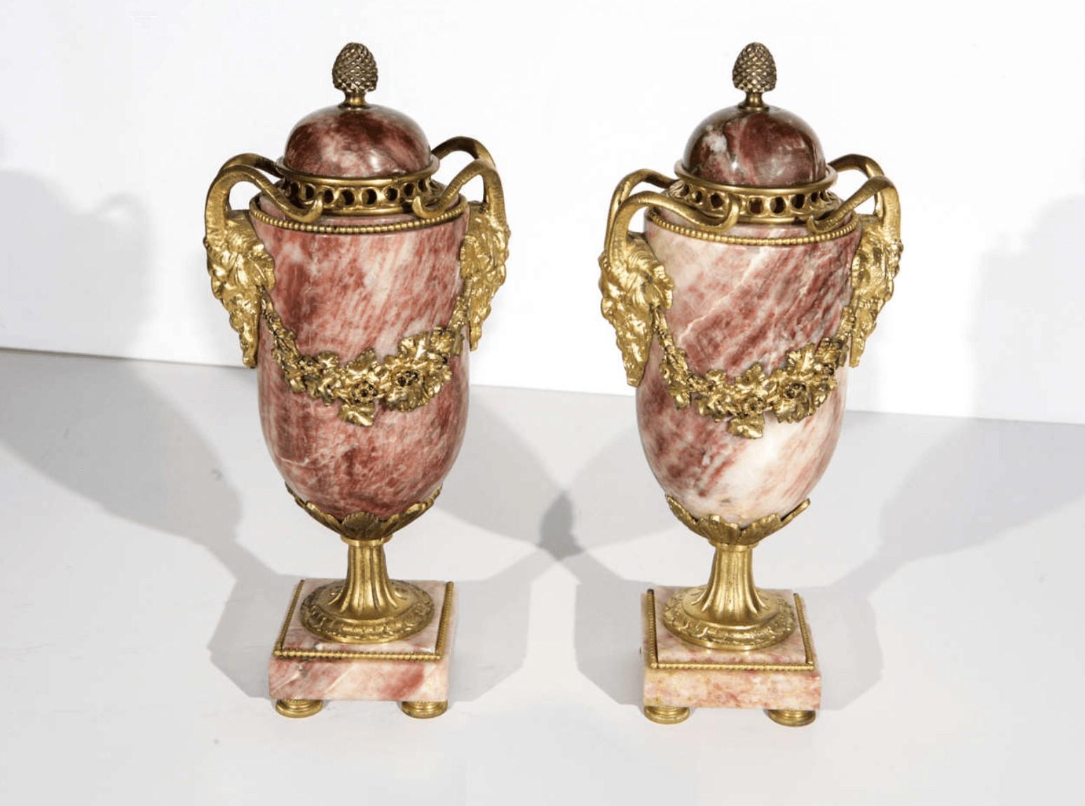 Paar stilisierte vergoldete Urnen des 19. Jahrhunderts.
